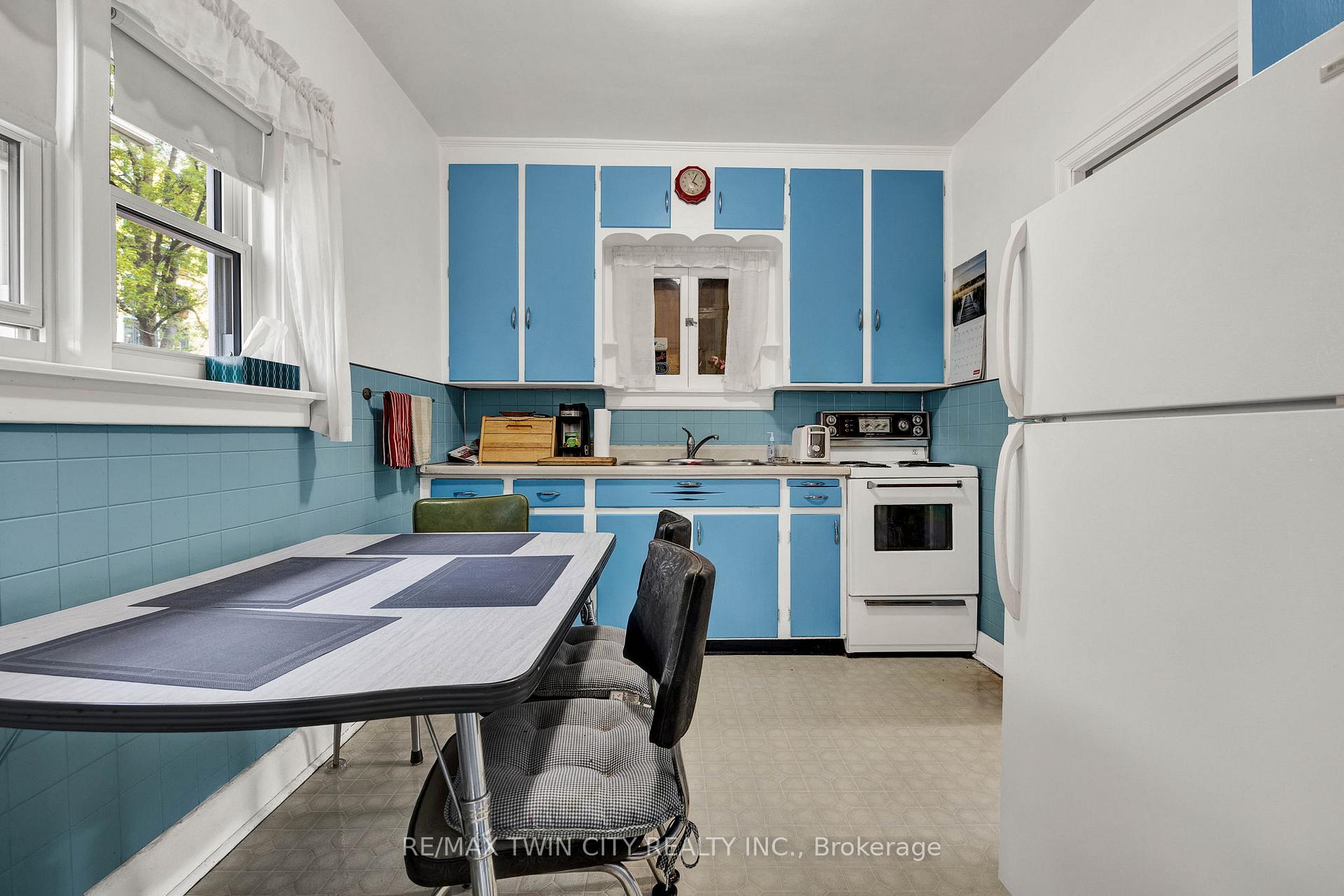 Photo 3 of 7 Stahl Avenue, Kitchener — HOMEH