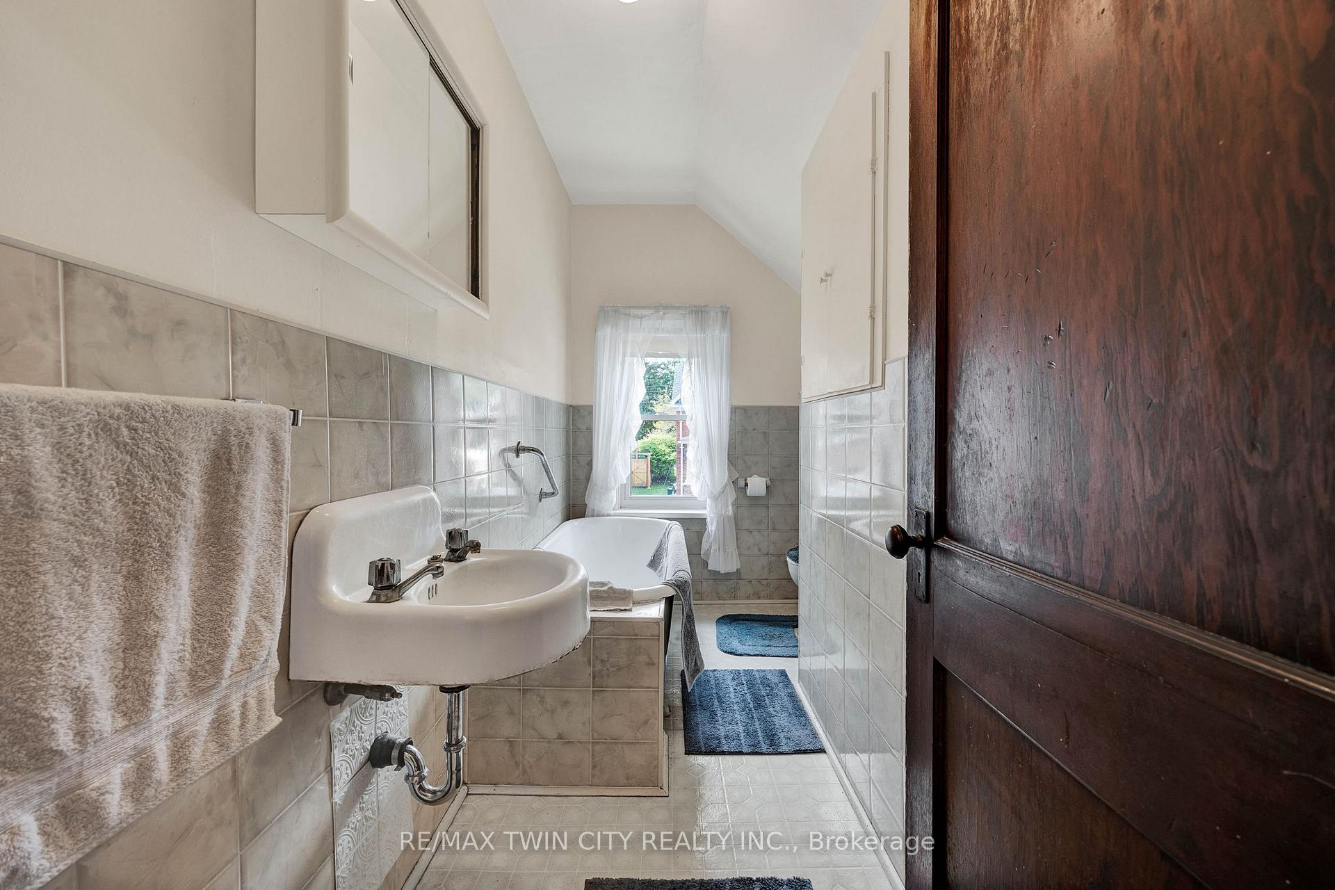 Photo 8 of 7 Stahl Avenue, Kitchener — HOMEH