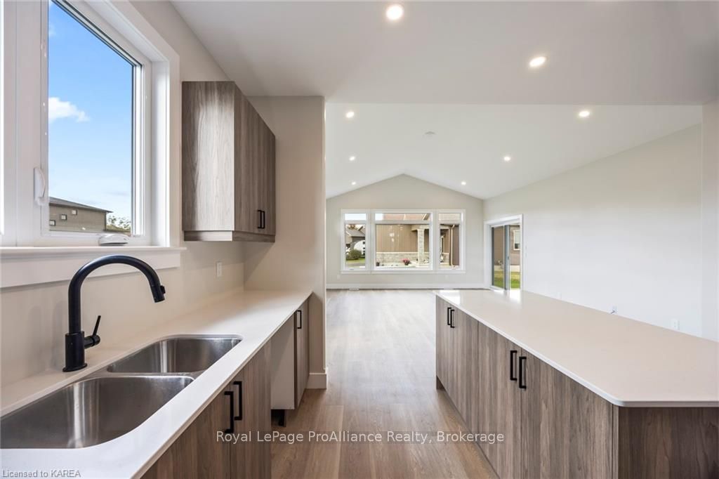 Photo 22 of 136 Mcdonough Crescent, Loyalist, Amherstview — HOMEH