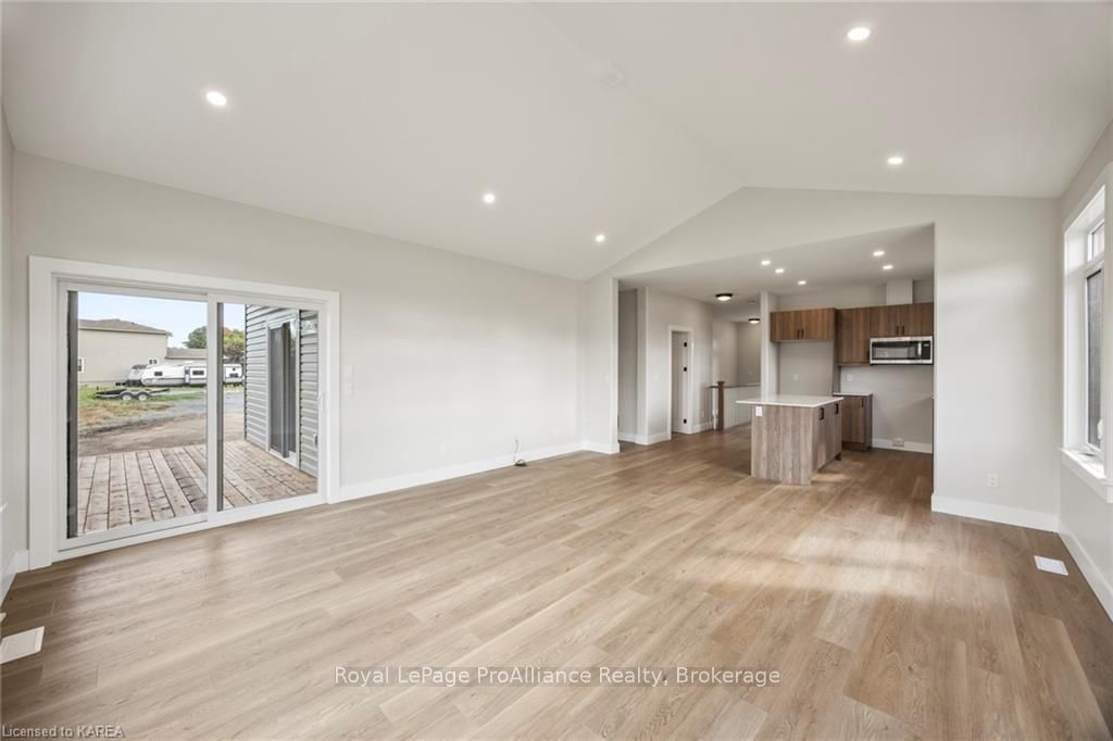 Photo 25 of 136 Mcdonough Crescent, Loyalist, Amherstview — HOMEH