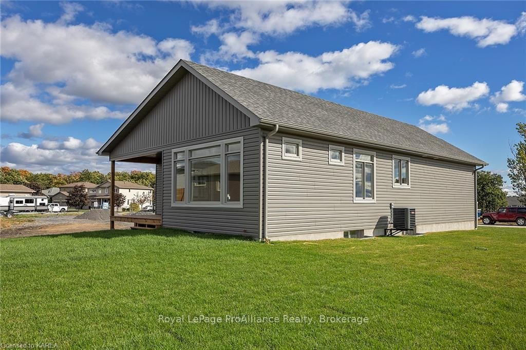Photo 8 of 136 Mcdonough Crescent, Loyalist, Amherstview — HOMEH