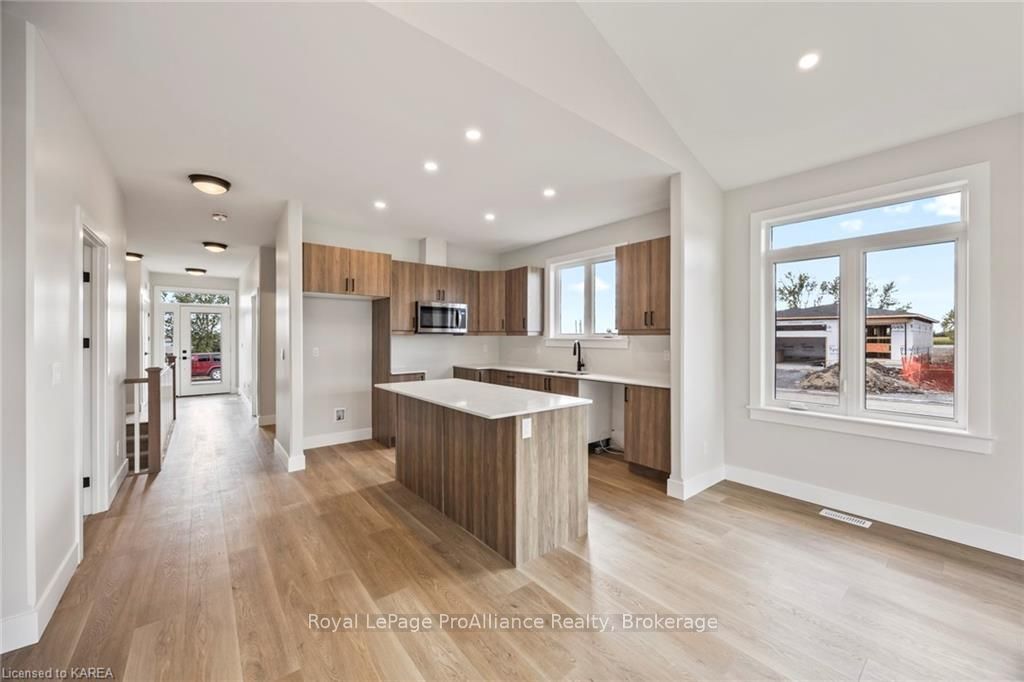 Photo 19 of 136 Mcdonough Crescent, Loyalist, Amherstview — HOMEH