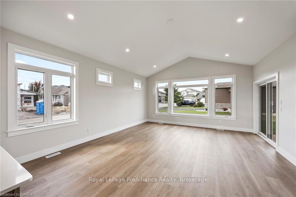 Photo 23 of 136 Mcdonough Crescent, Loyalist, Amherstview — HOMEH