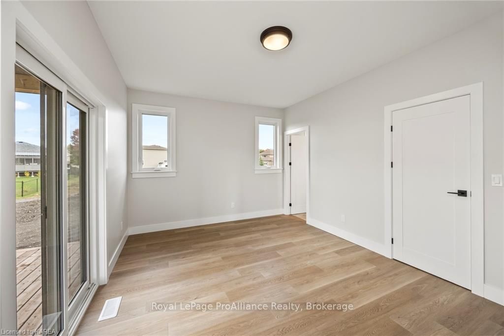 Photo 33 of 136 Mcdonough Crescent, Loyalist, Amherstview — HOMEH