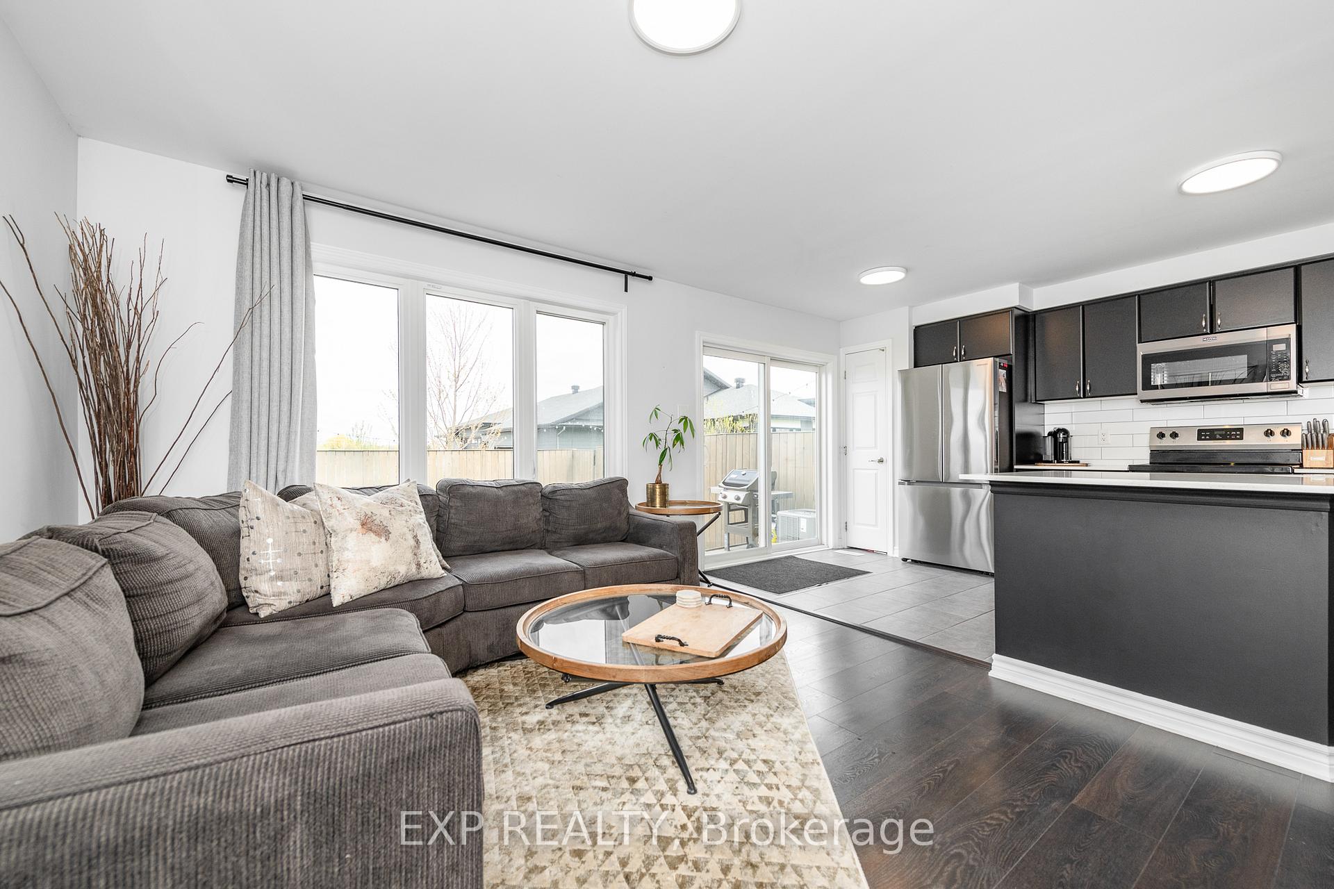 Photo 12 of 103 Cranesbill Road, Ottawa, Kanata - Emerald Meadows/Trailwest — HOMEH