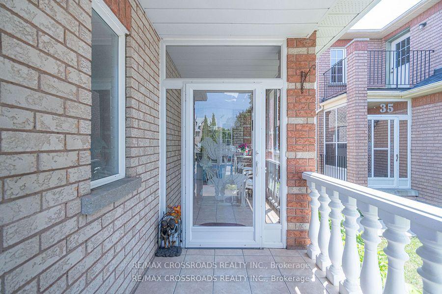 Photo 3 of 37 Clifton Court, Markham, Middlefield — HOMEH