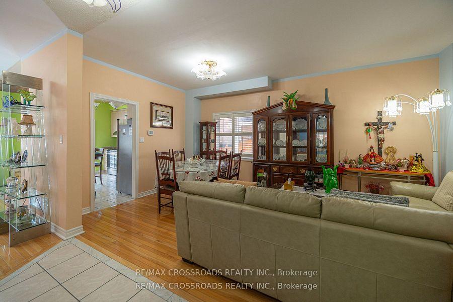Photo 10 of 37 Clifton Court, Markham, Middlefield — HOMEH
