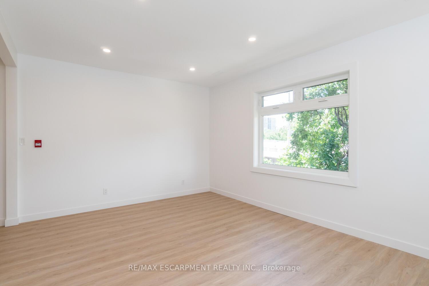 Front of Unit 6, 127 Victoria Avenue S
