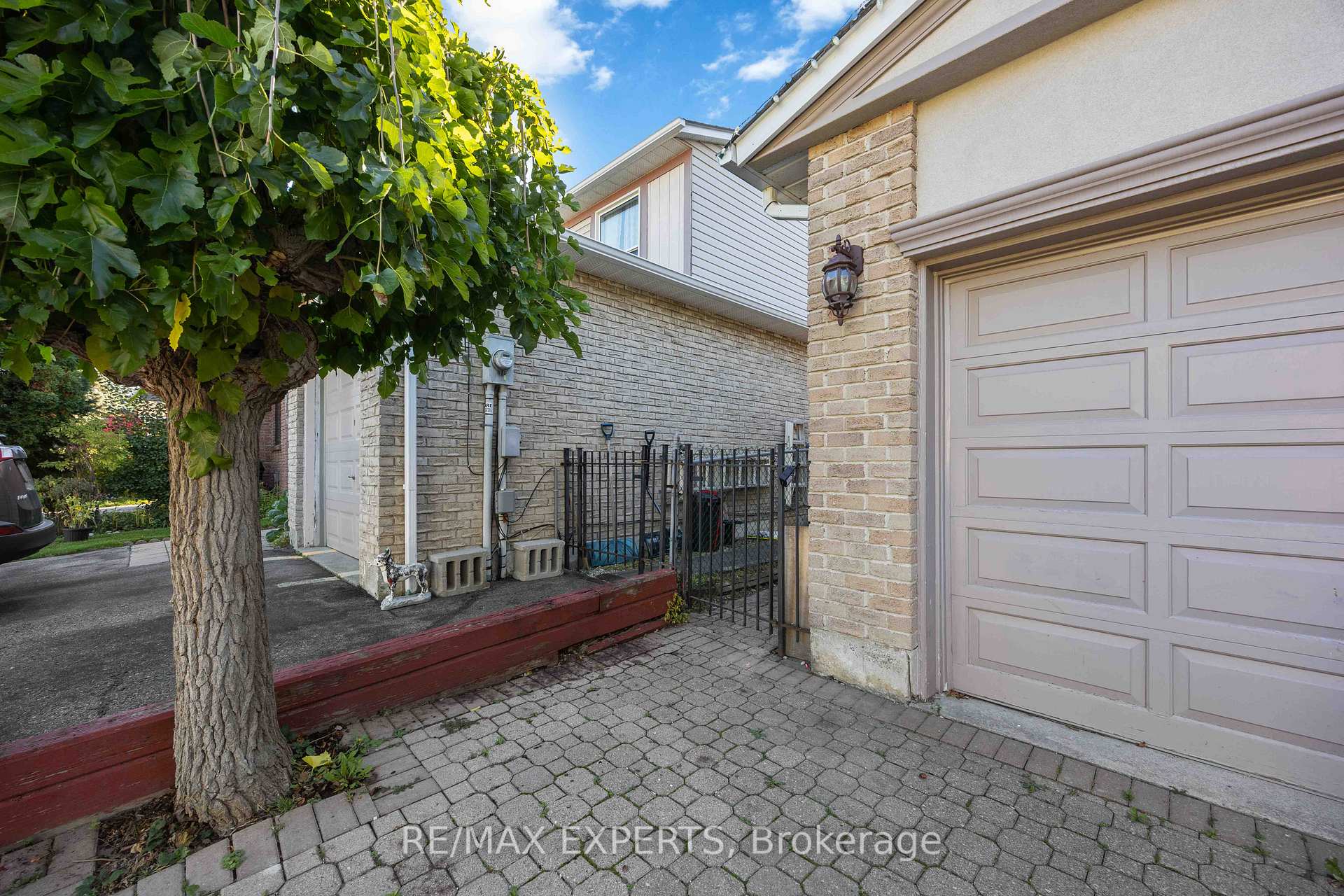 Photo 2 of 136 Holm Crescent, Markham, Aileen-Willowbrook — HOMEH
