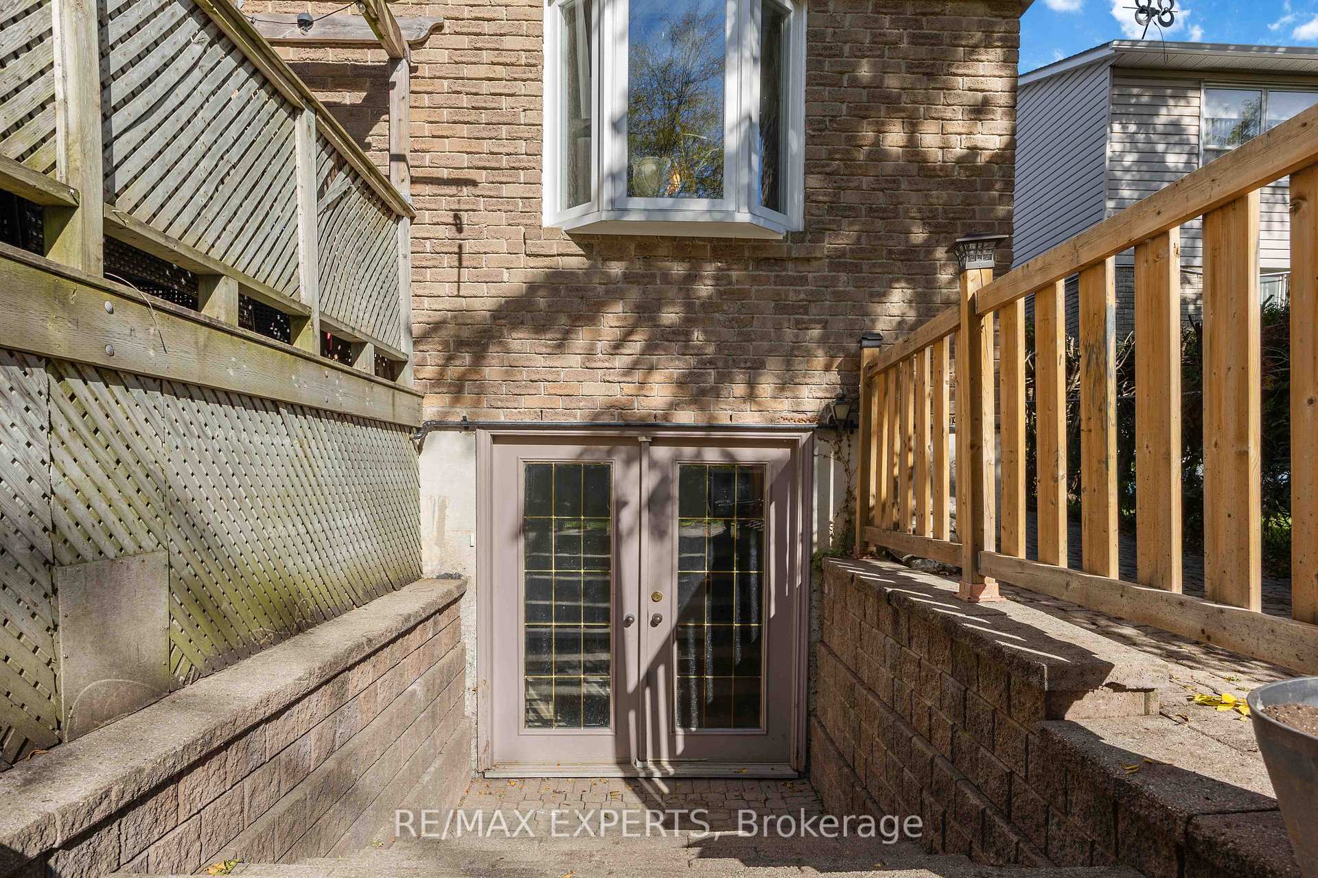 Photo 3 of 136 Holm Crescent, Markham, Aileen-Willowbrook — HOMEH