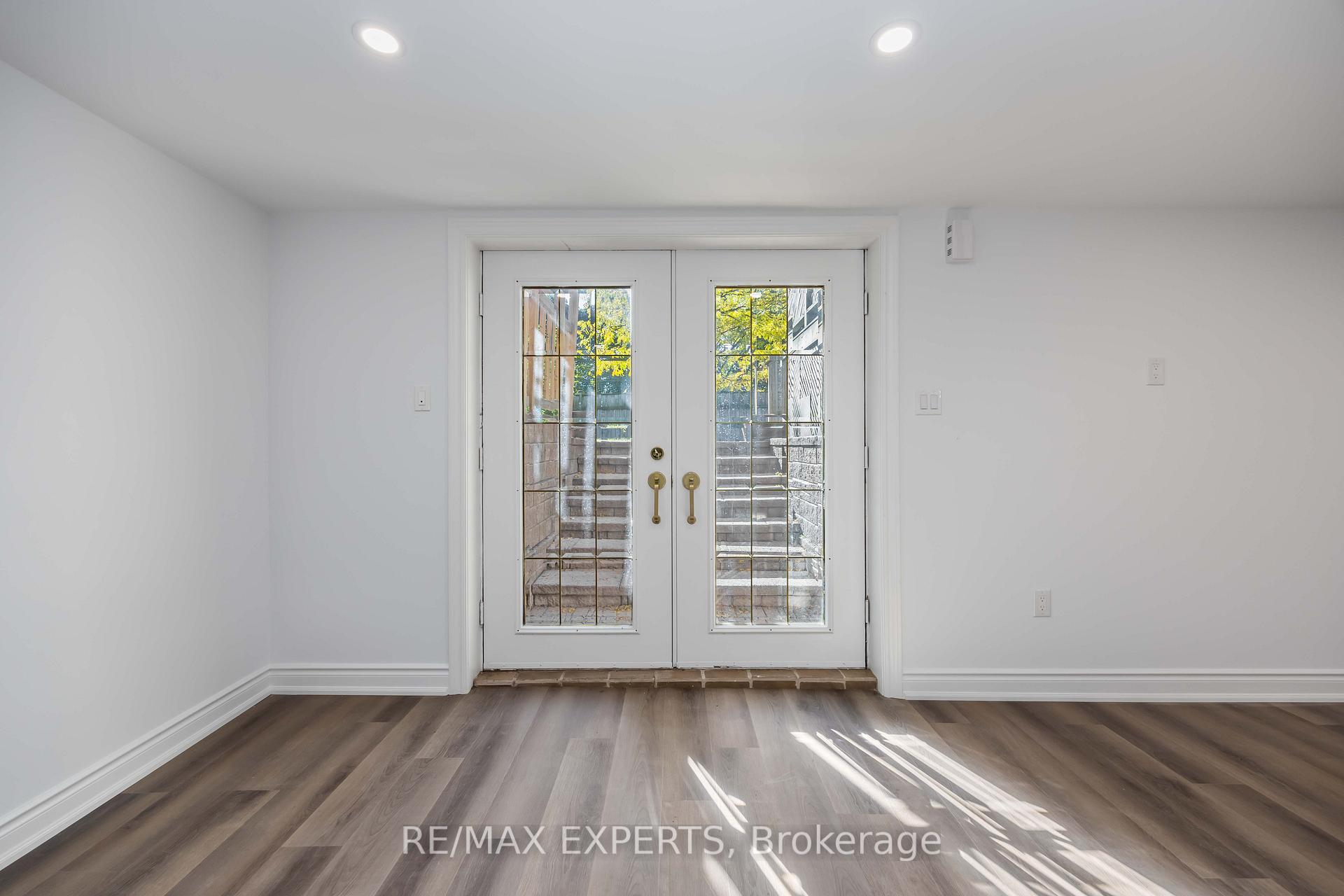 Photo 4 of 136 Holm Crescent, Markham, Aileen-Willowbrook — HOMEH