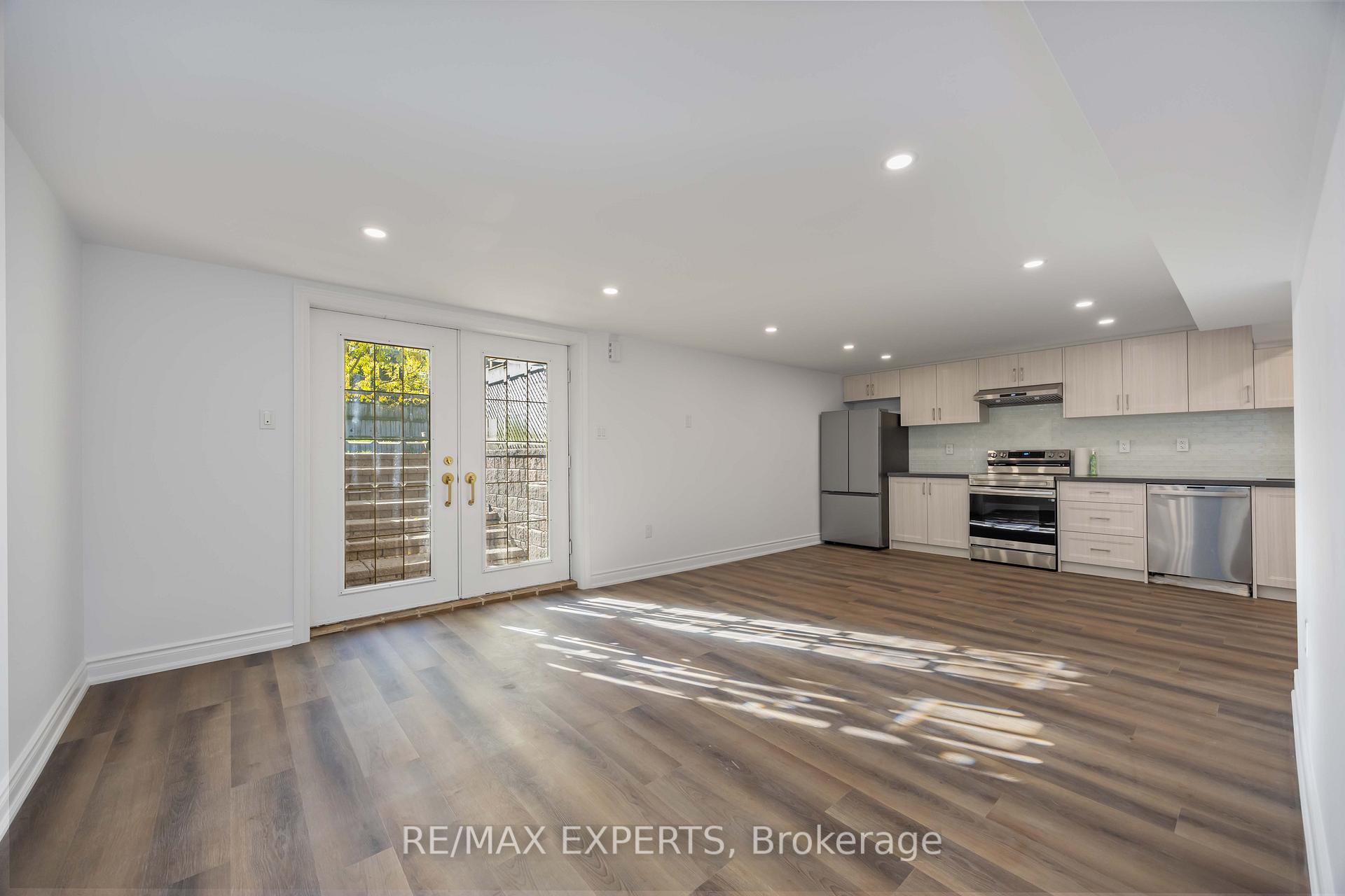 Photo 5 of 136 Holm Crescent, Markham, Aileen-Willowbrook — HOMEH