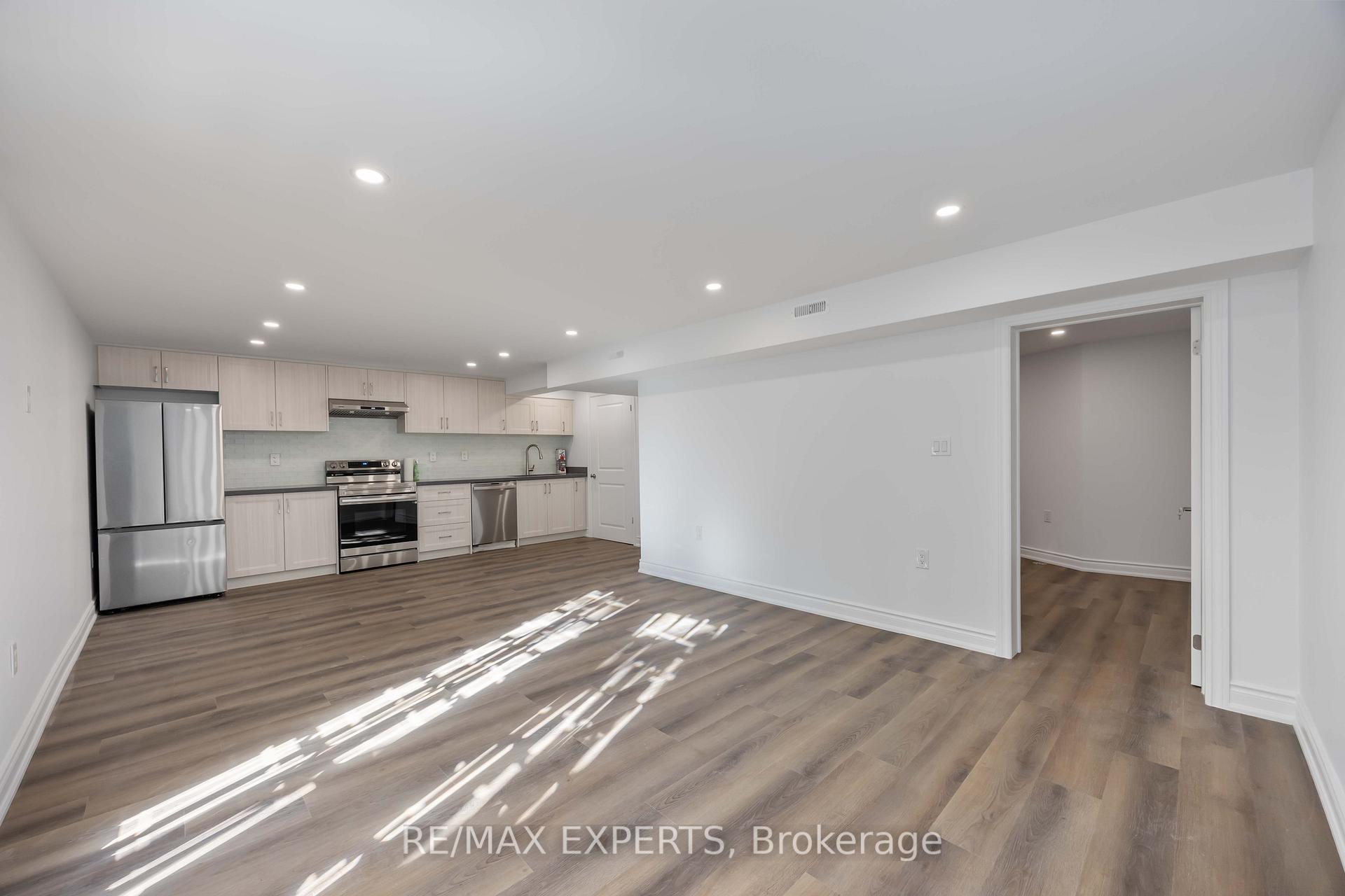 Photo 7 of 136 Holm Crescent, Markham, Aileen-Willowbrook — HOMEH