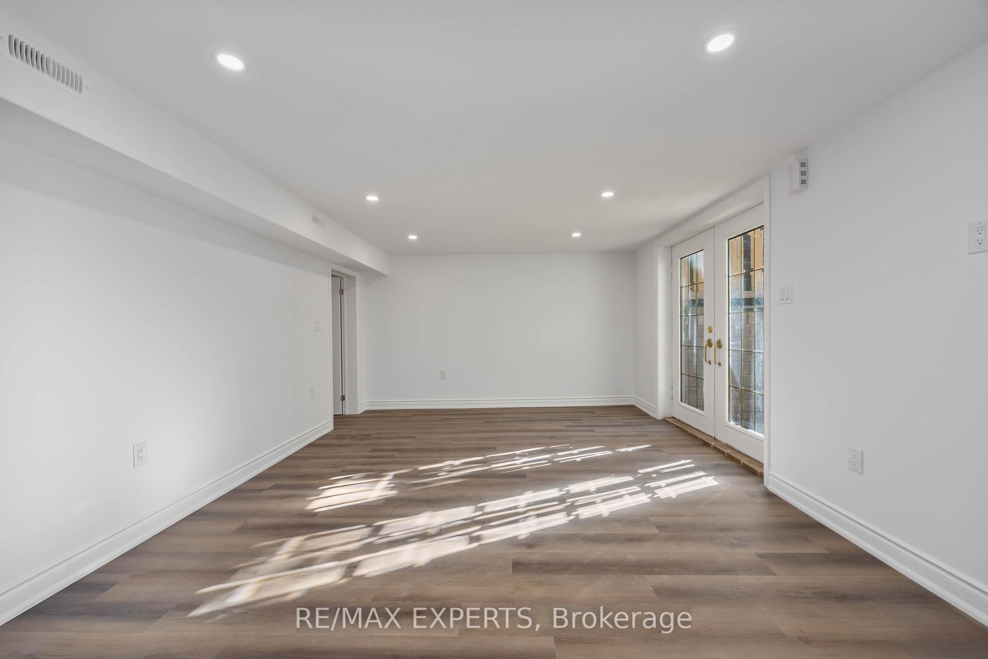 Photo 8 of 136 Holm Crescent, Markham, Aileen-Willowbrook — HOMEH