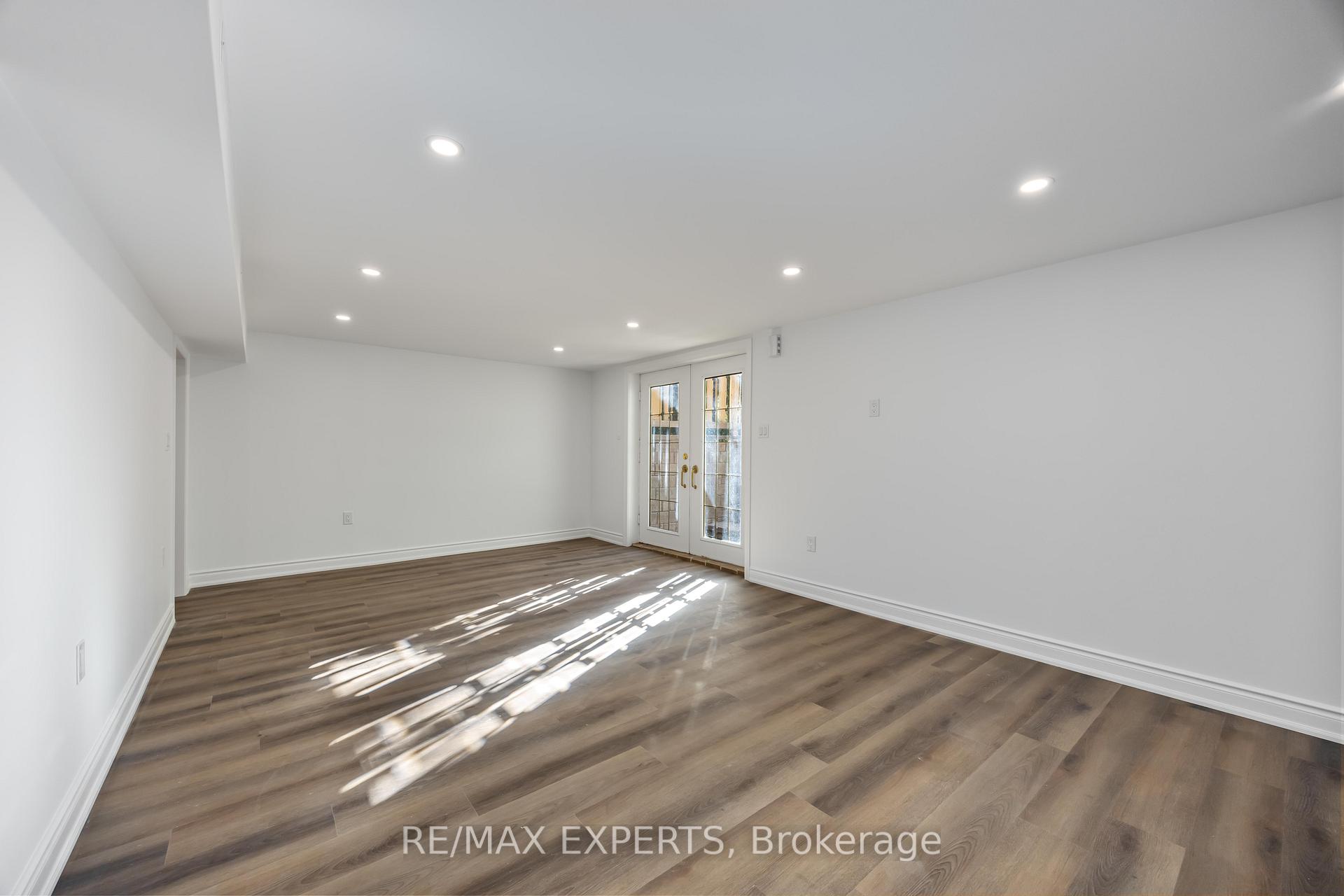 Photo 9 of 136 Holm Crescent, Markham, Aileen-Willowbrook — HOMEH