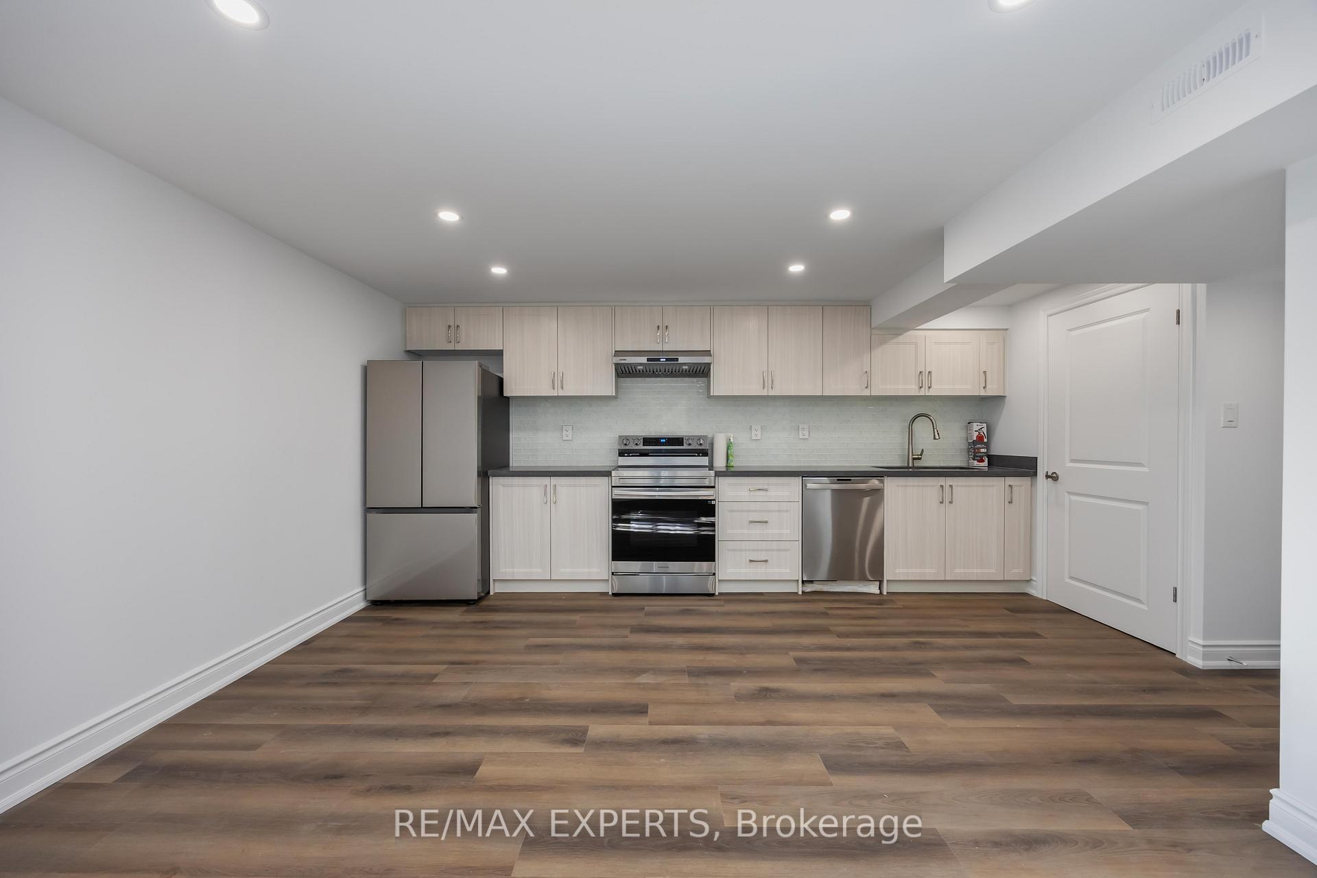 Photo 10 of 136 Holm Crescent, Markham, Aileen-Willowbrook — HOMEH