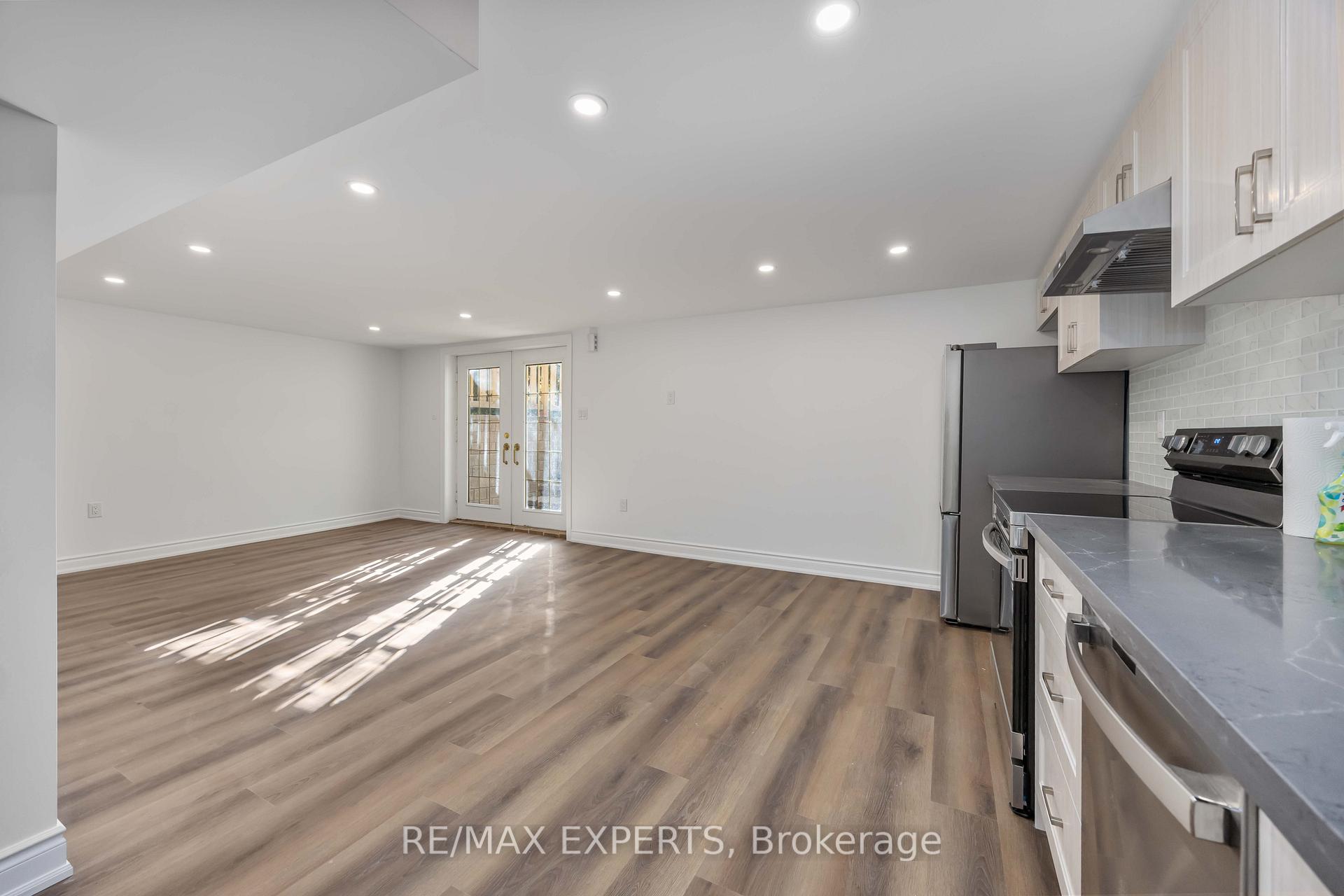 Photo 14 of 136 Holm Crescent, Markham, Aileen-Willowbrook — HOMEH