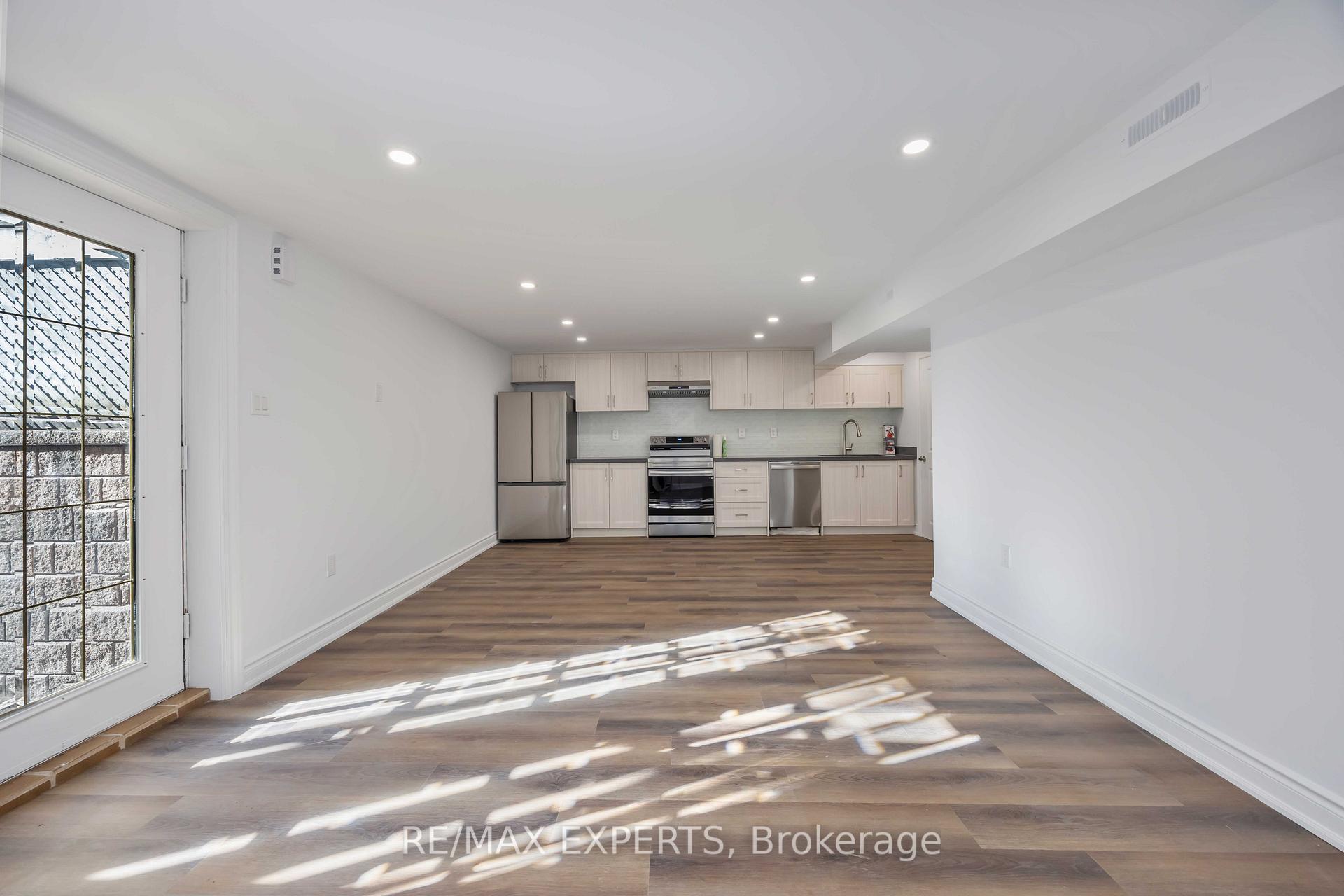 Photo 17 of 136 Holm Crescent, Markham, Aileen-Willowbrook — HOMEH