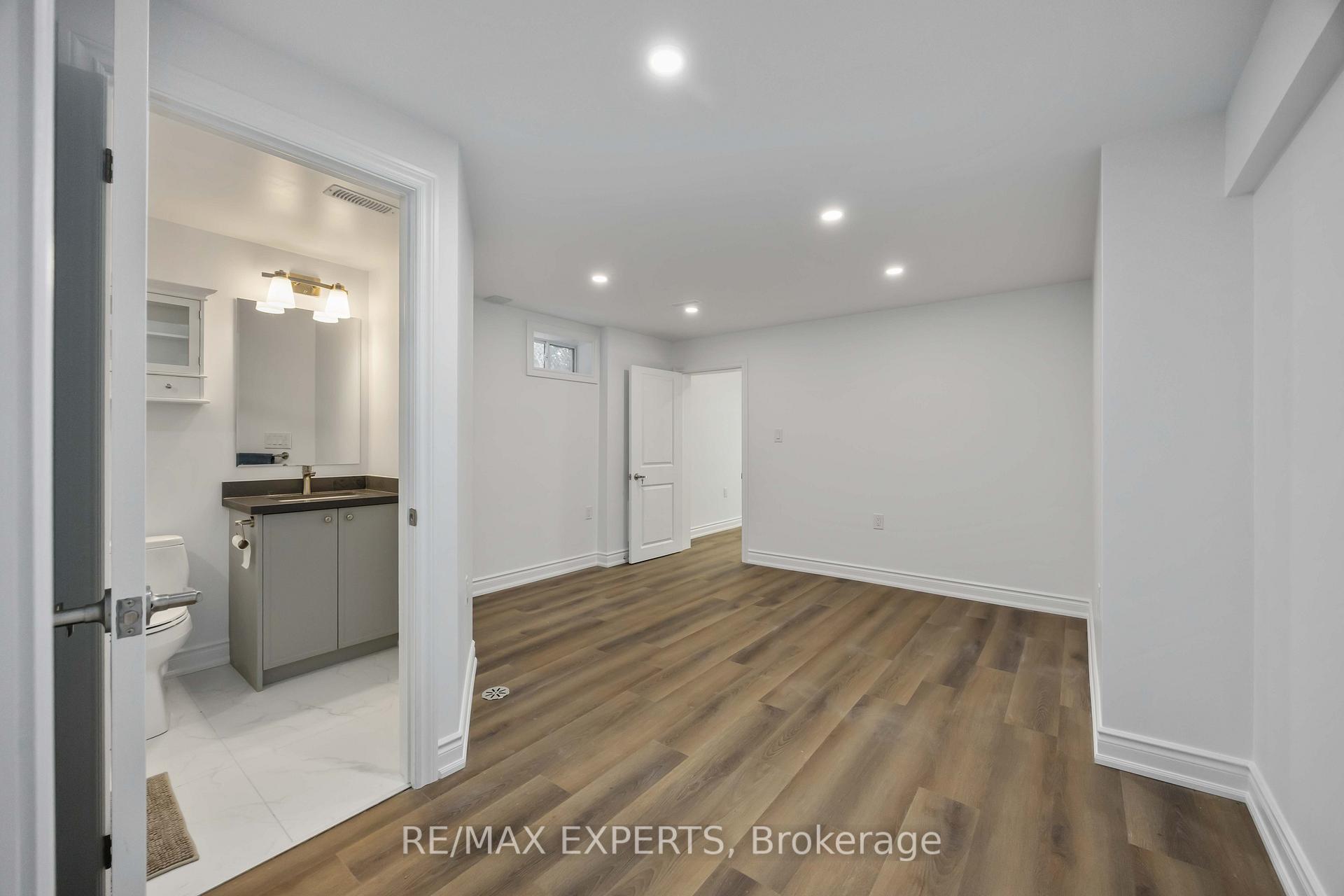 Photo 21 of 136 Holm Crescent, Markham, Aileen-Willowbrook — HOMEH