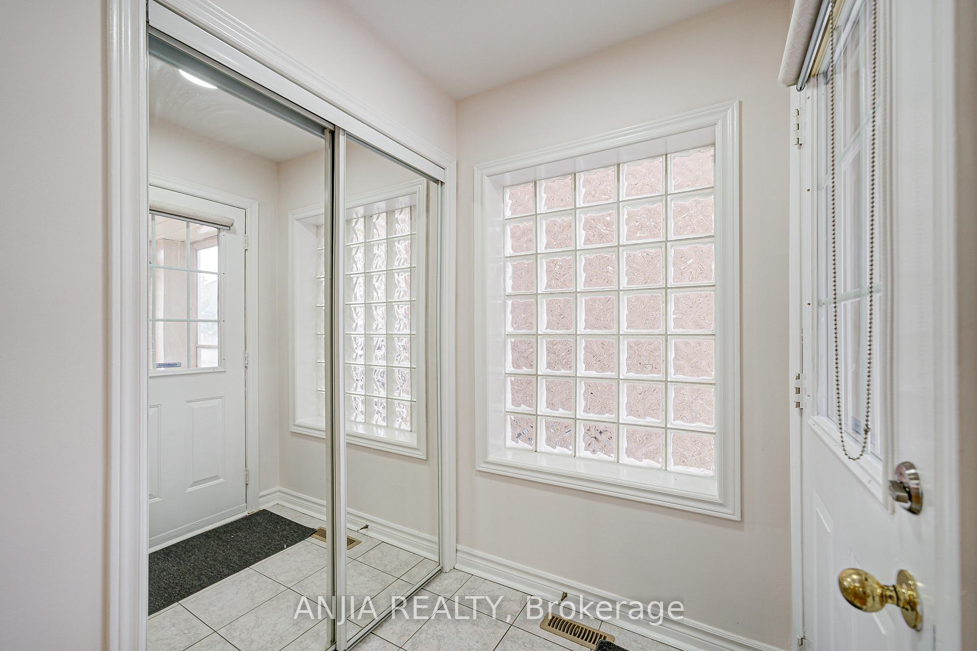 Photo 4 of 203 Milliken Meadows Drive, Markham, Milliken Mills West — HOMEH