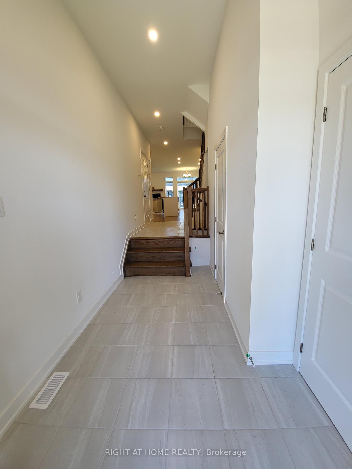 Photo 2 of 34 Overberg Way, Ottawa, Kanata - Emerald Meadows/Trailwest — HOMEH