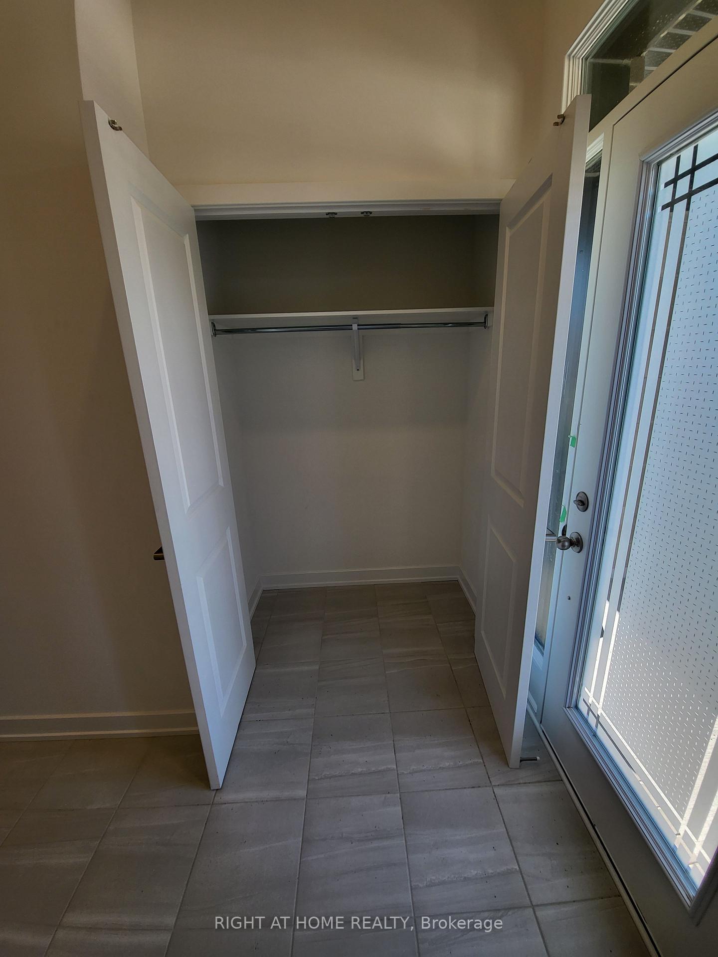 Photo 3 of 34 Overberg Way, Ottawa, Kanata - Emerald Meadows/Trailwest — HOMEH