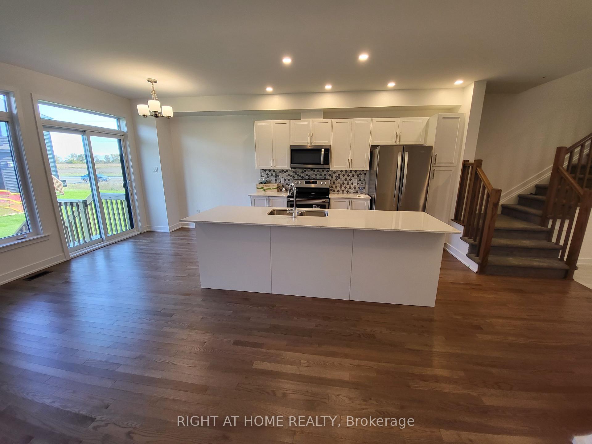 Photo 7 of 34 Overberg Way, Ottawa, Kanata - Emerald Meadows/Trailwest — HOMEH