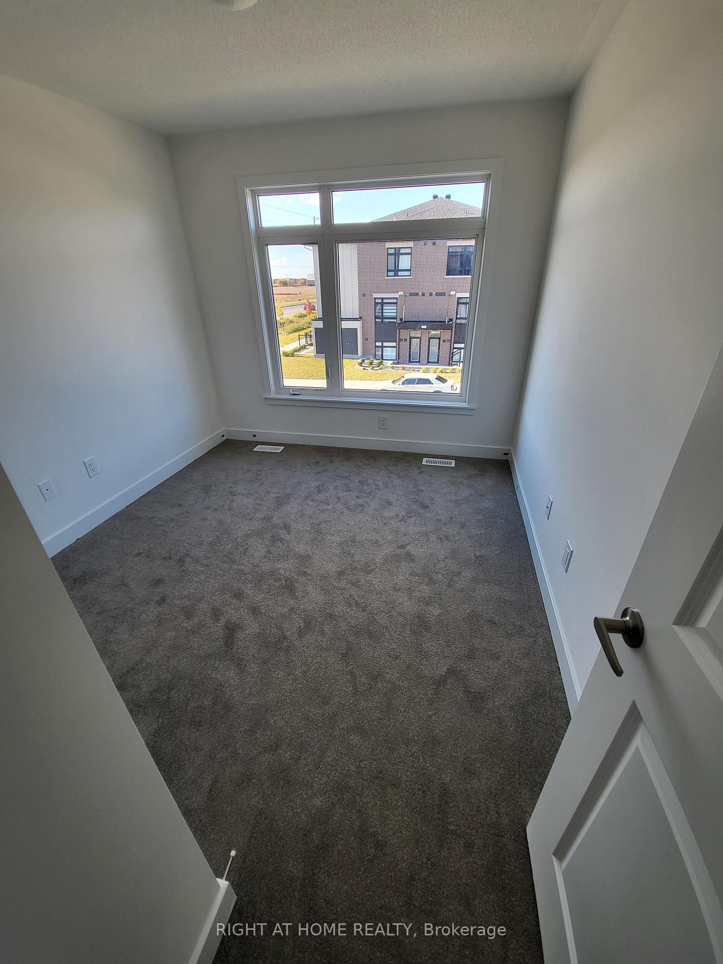 Photo 10 of 34 Overberg Way, Ottawa, Kanata - Emerald Meadows/Trailwest — HOMEH