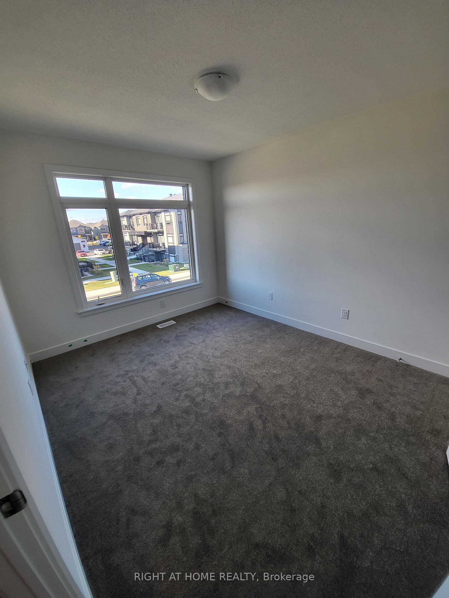 Photo 11 of 34 Overberg Way, Ottawa, Kanata - Emerald Meadows/Trailwest — HOMEH