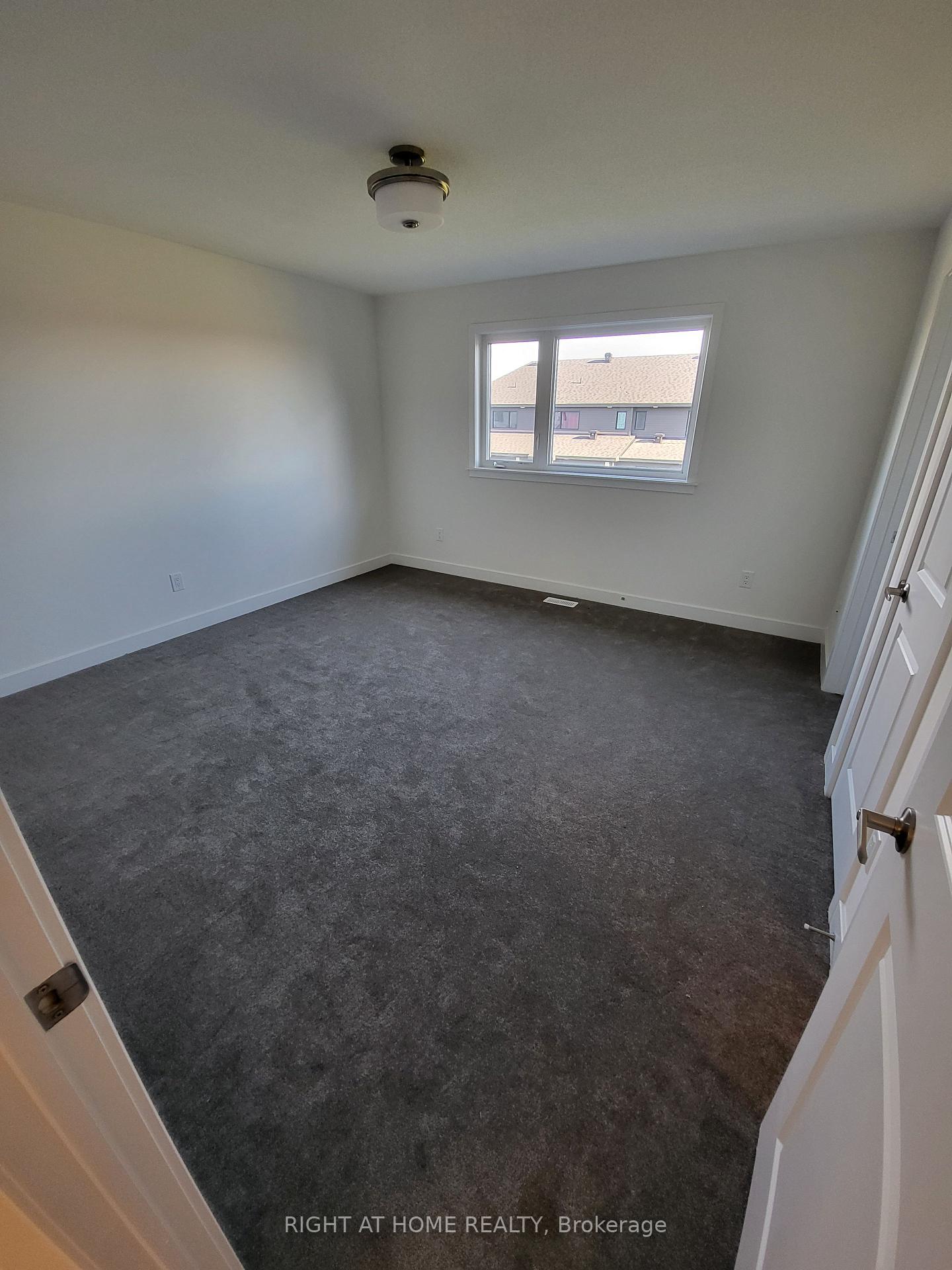 Photo 13 of 34 Overberg Way, Ottawa, Kanata - Emerald Meadows/Trailwest — HOMEH