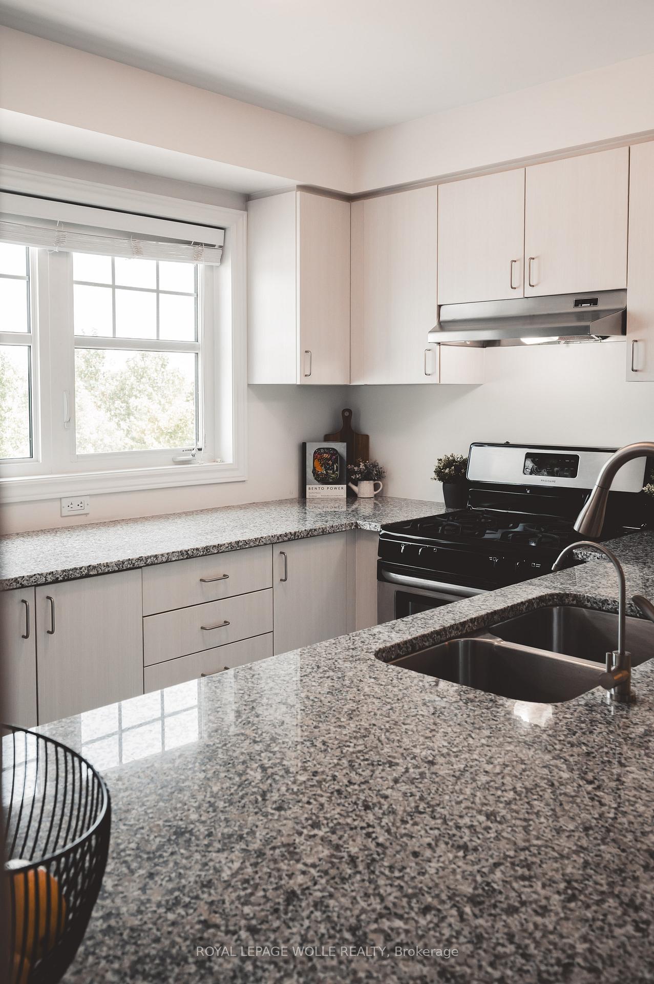 Photo 7 of 113 Glenvista Drive, Kitchener, Rosenburg — HOMEH