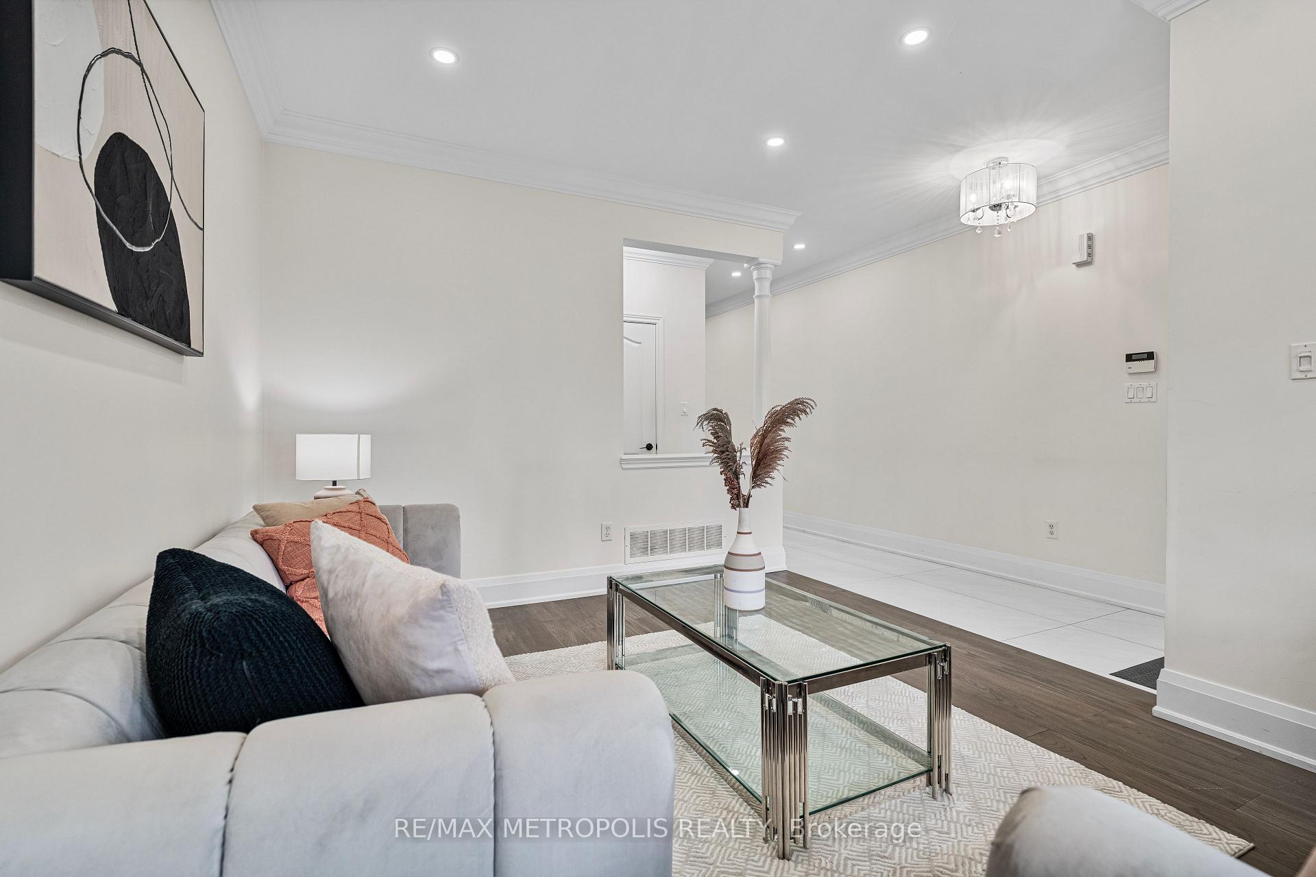 Photo 5 of 71 Forestbrook Drive, Markham, Box Grove — HOMEH