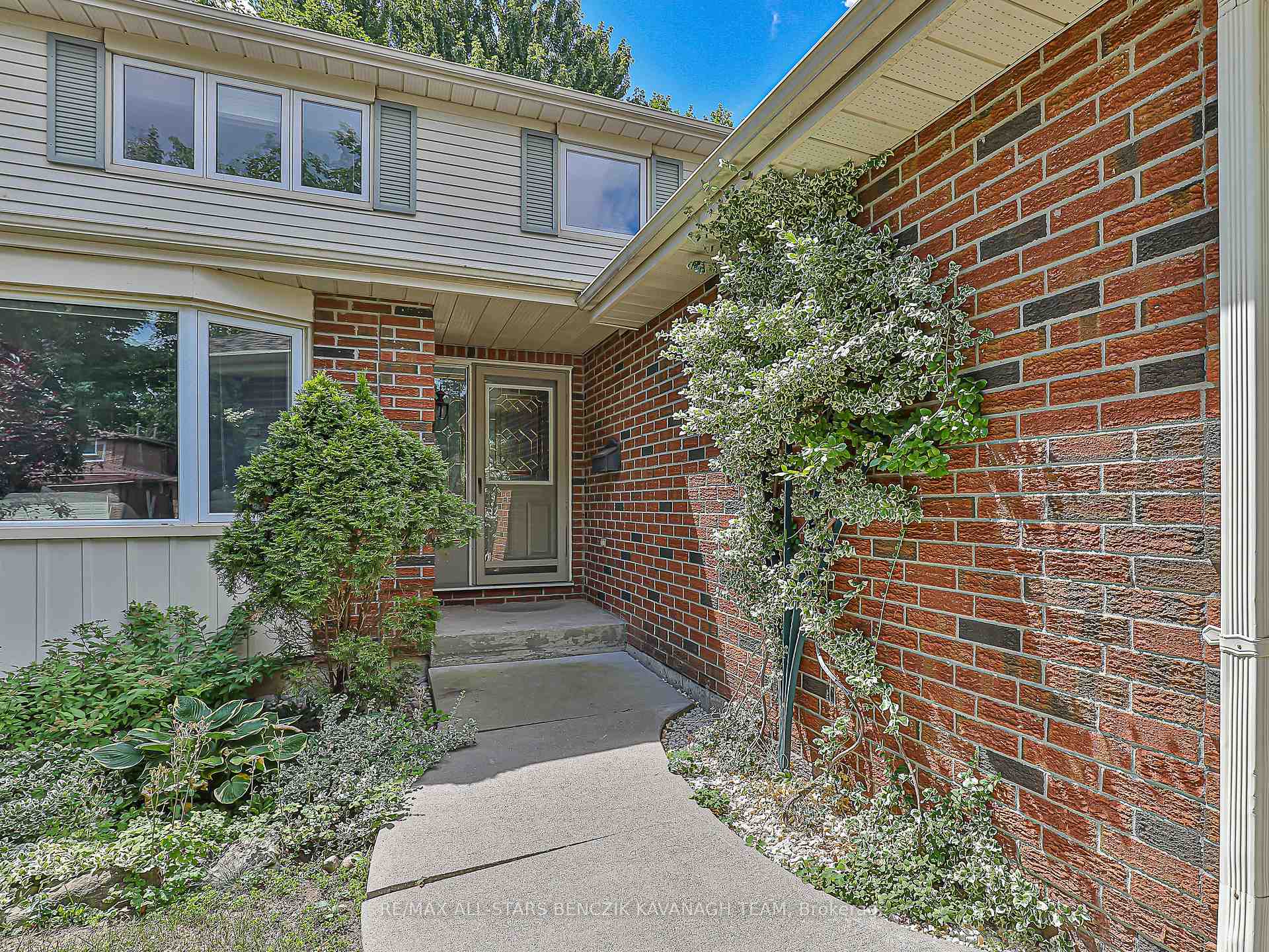 Photo 2 of 213 Fincham Avenue, Markham, Markham Village — HOMEH