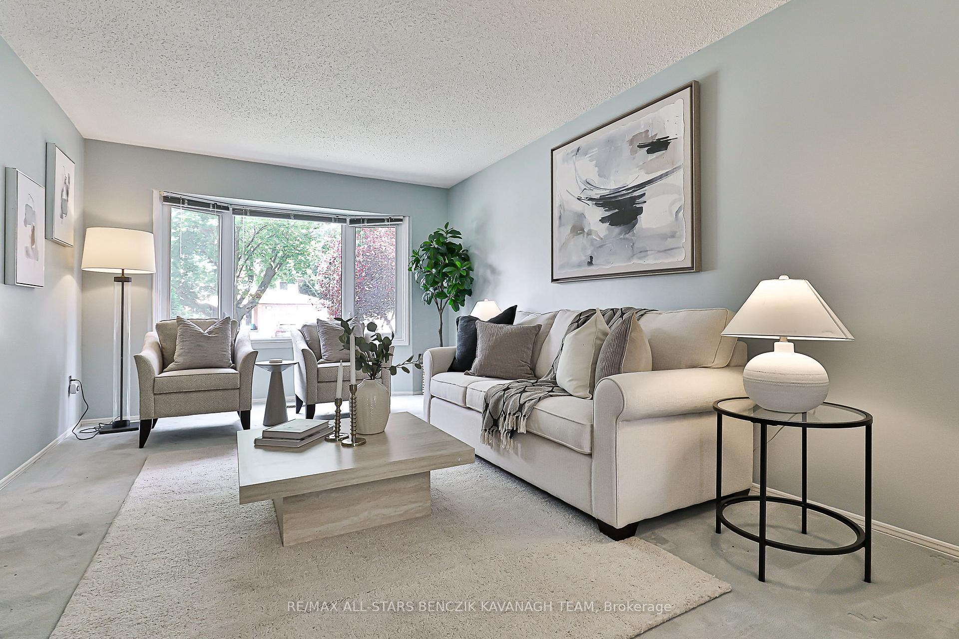 Photo 4 of 213 Fincham Avenue, Markham, Markham Village — HOMEH