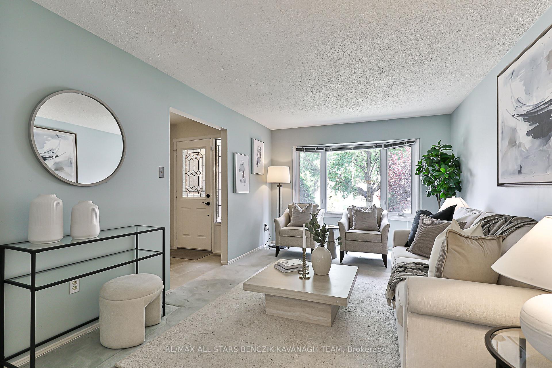 Photo 5 of 213 Fincham Avenue, Markham, Markham Village — HOMEH