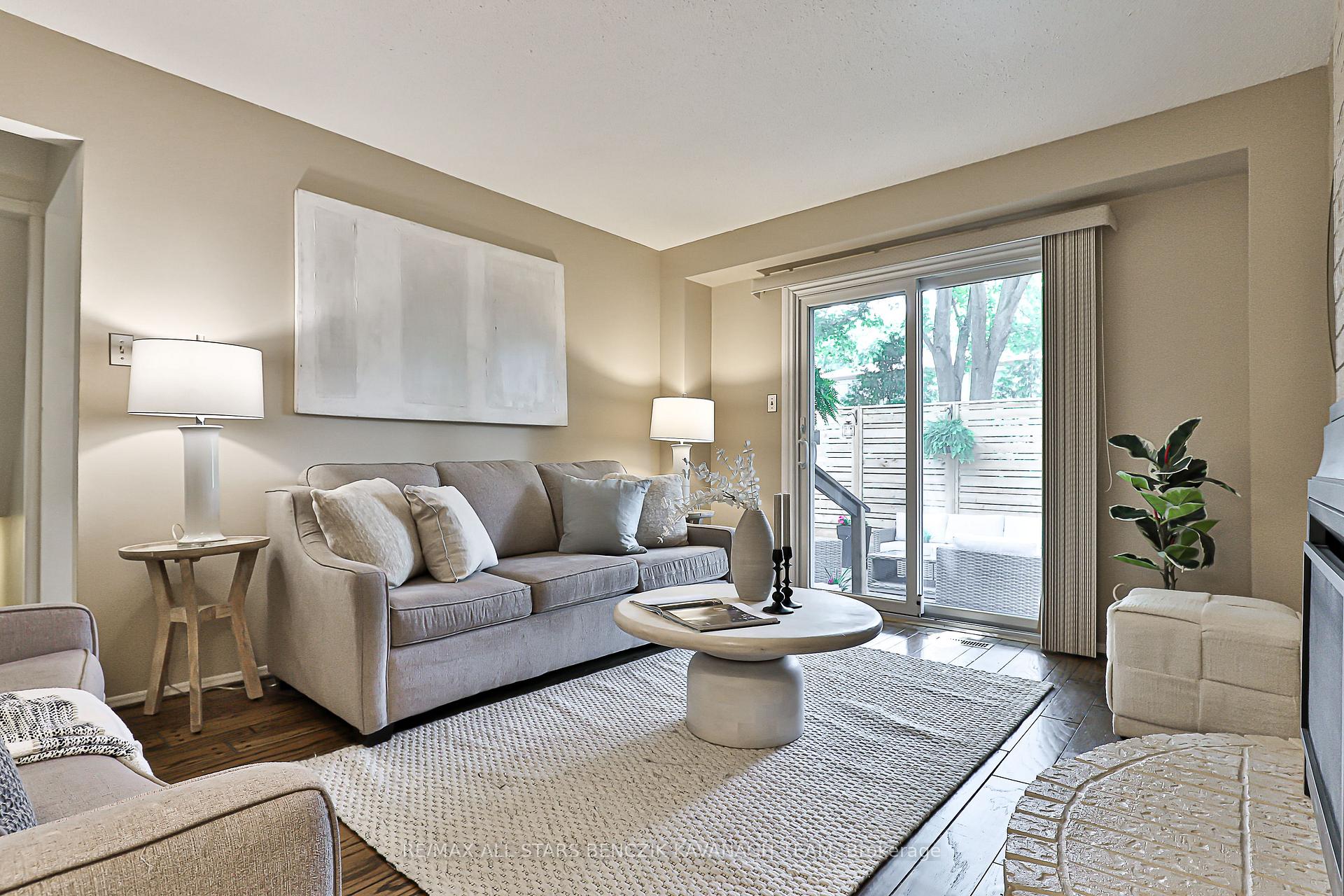 Photo 10 of 213 Fincham Avenue, Markham, Markham Village — HOMEH