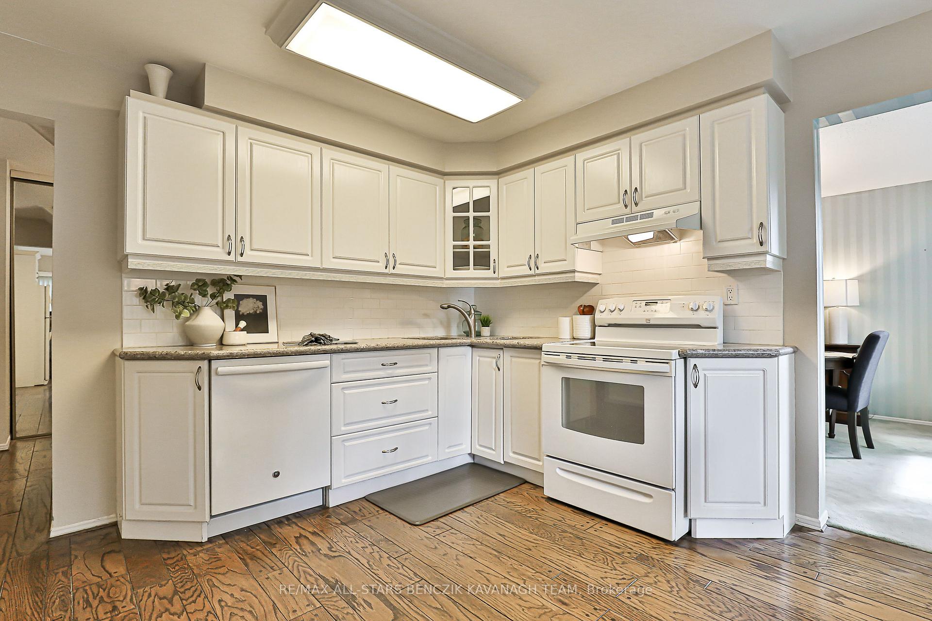 Photo 11 of 213 Fincham Avenue, Markham, Markham Village — HOMEH