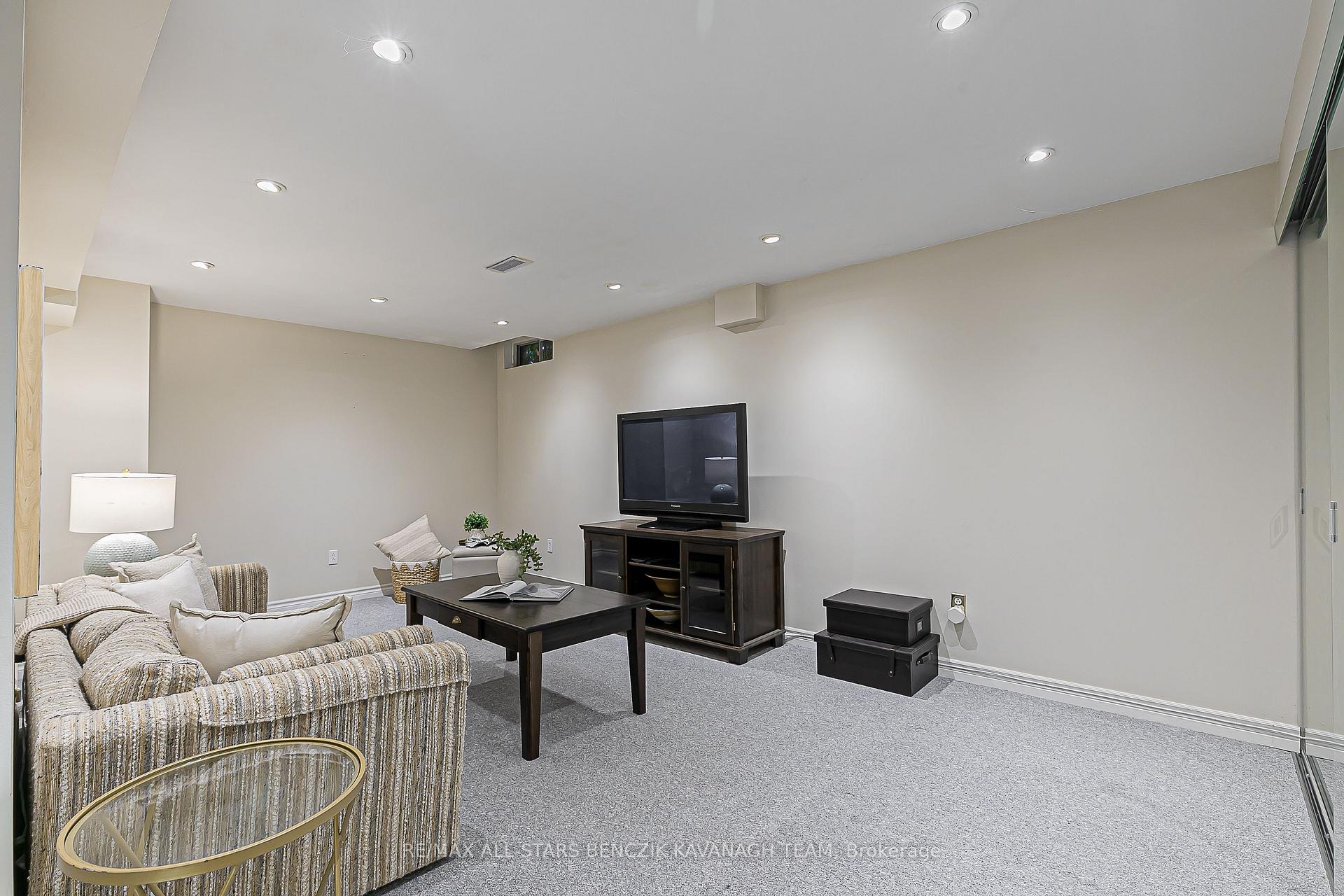 Photo 23 of 213 Fincham Avenue, Markham, Markham Village — HOMEH