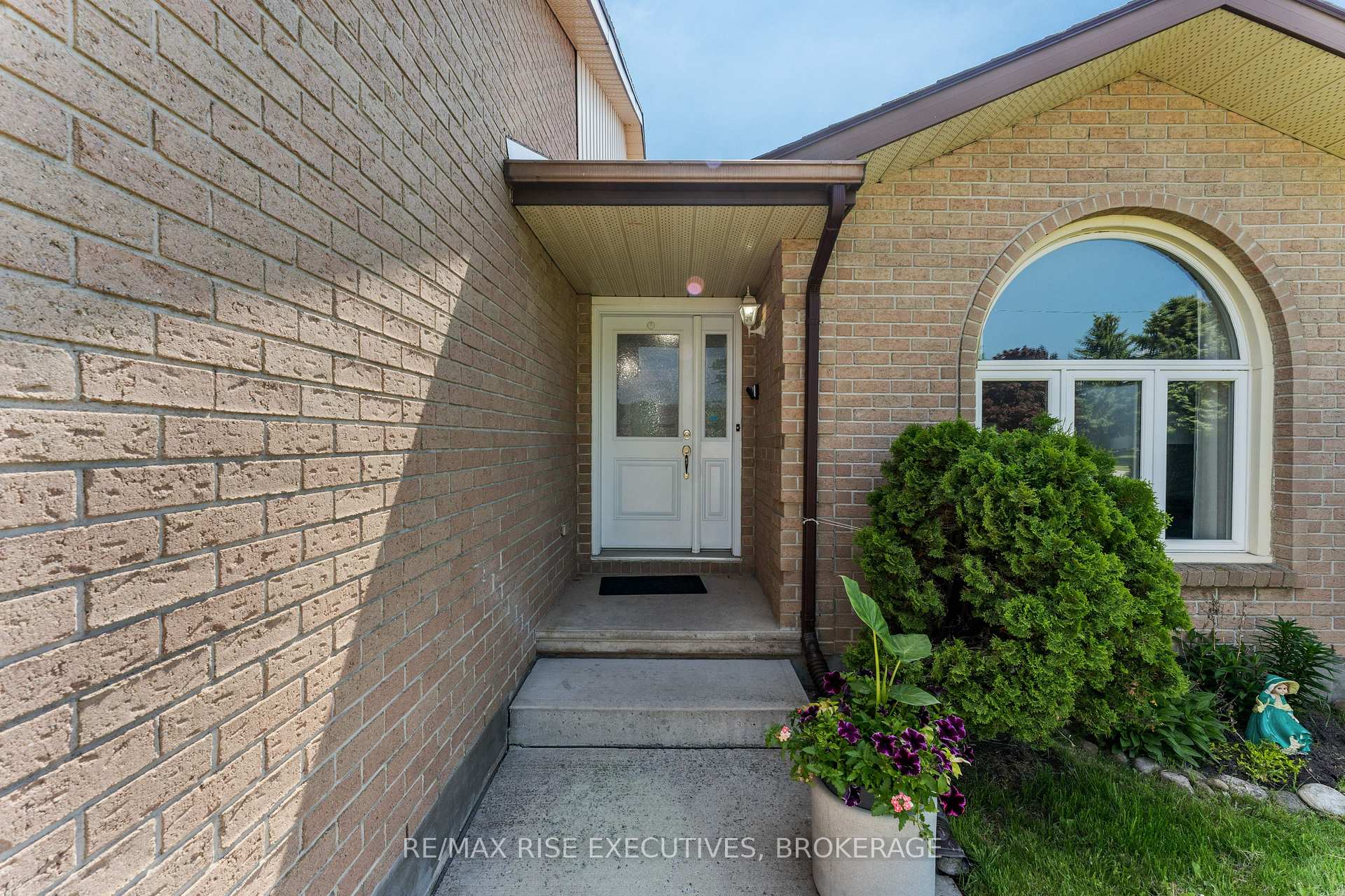 Photo 2 of 656 Rivermeade Avenue, Kingston, East Gardiners Rd — HOMEH