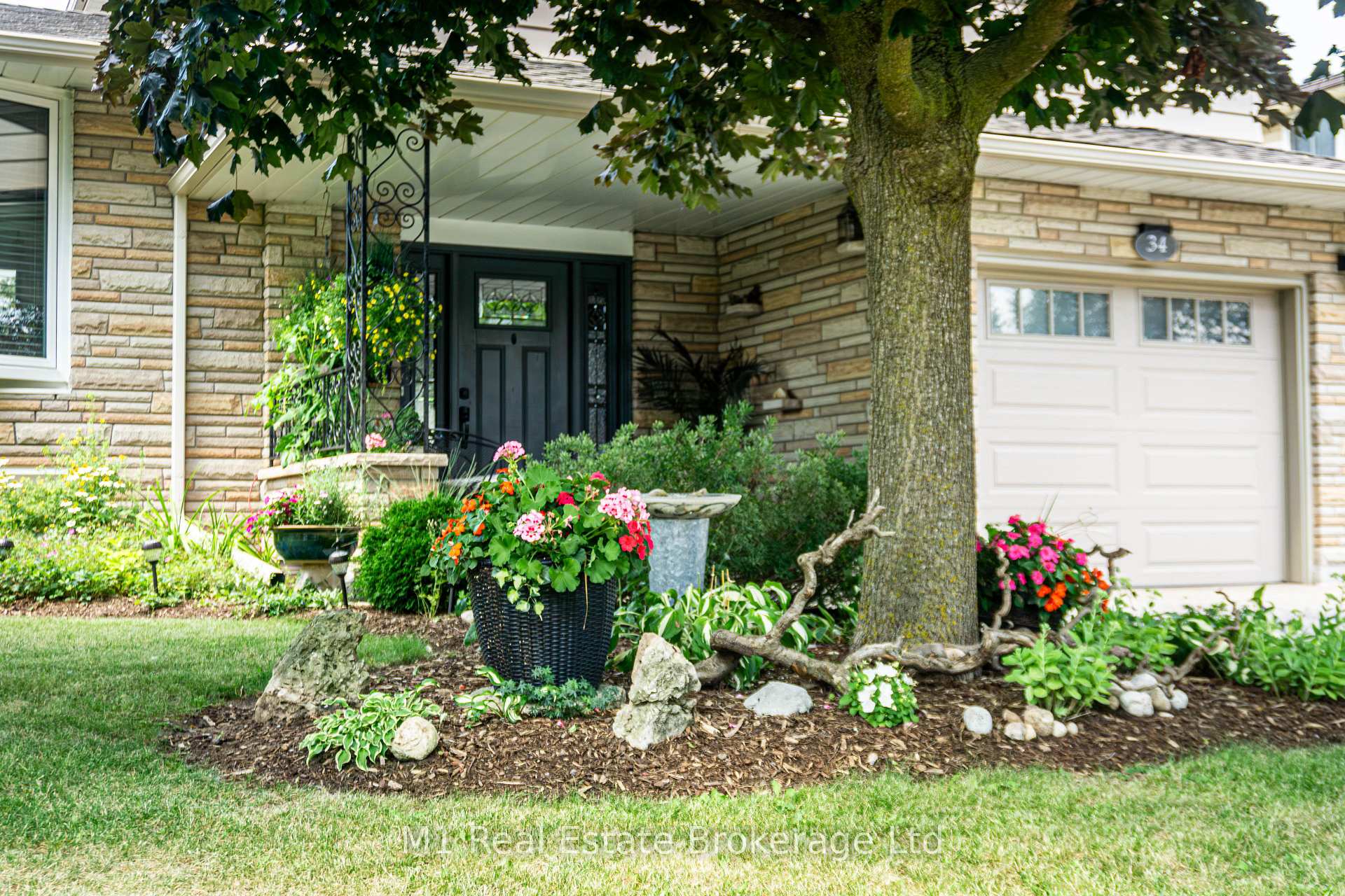 Photo 3 of 34 Strathcona Crescent, Kitchener — HOMEH