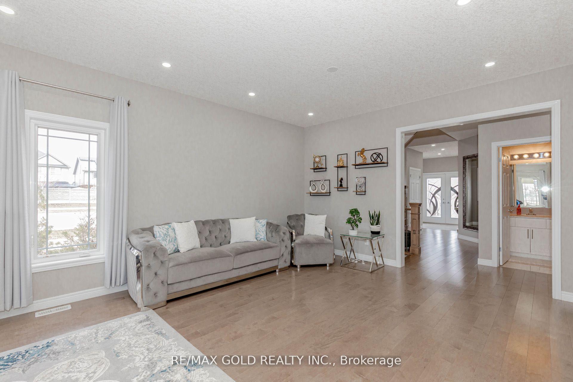 Photo 9 of 573 Florencedale Crescent, Kitchener — HOMEH