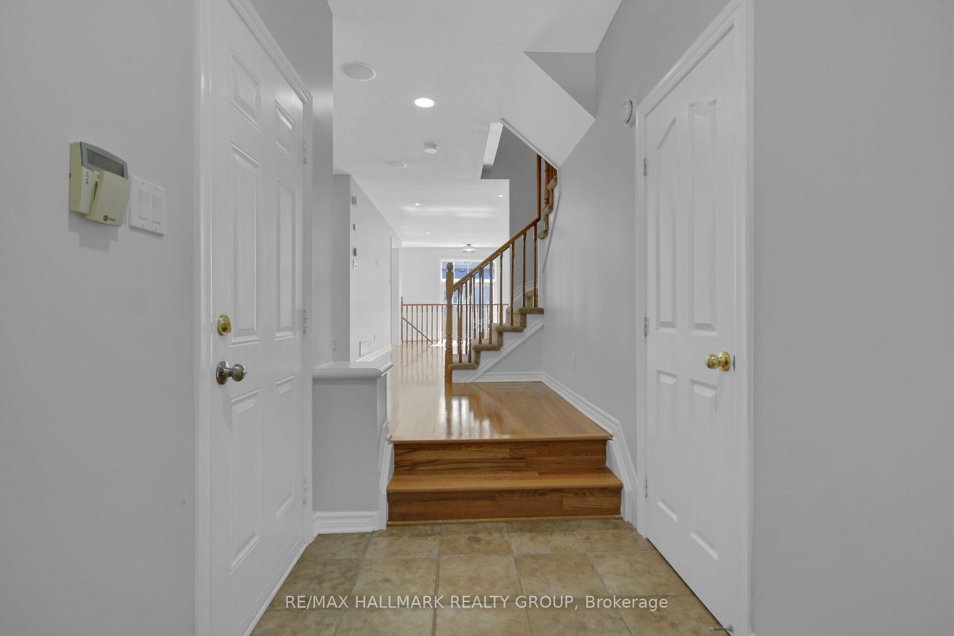Photo 5 of 198 Tandalee Crescent, Ottawa, Kanata - Emerald Meadows/Trailwest — HOMEH