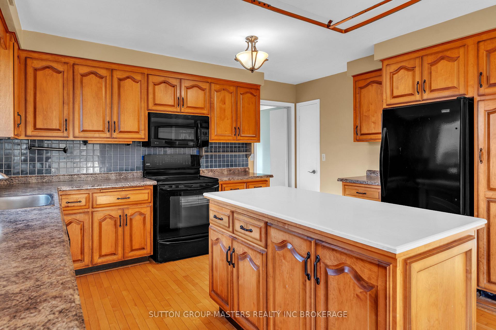Photo 11 of 6 Brooklands Park Avenue, Loyalist, Lennox and Addington - South — HOMEH