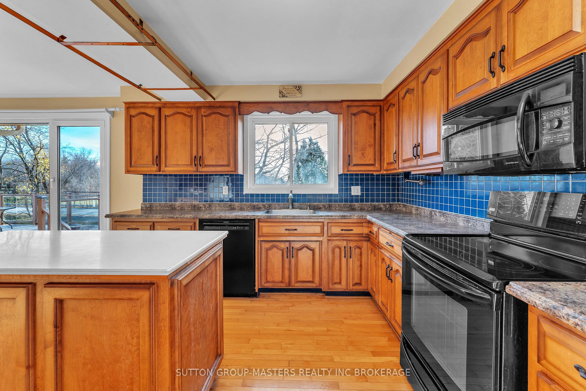 Photo 12 of 6 Brooklands Park Avenue, Loyalist, Lennox and Addington - South — HOMEH