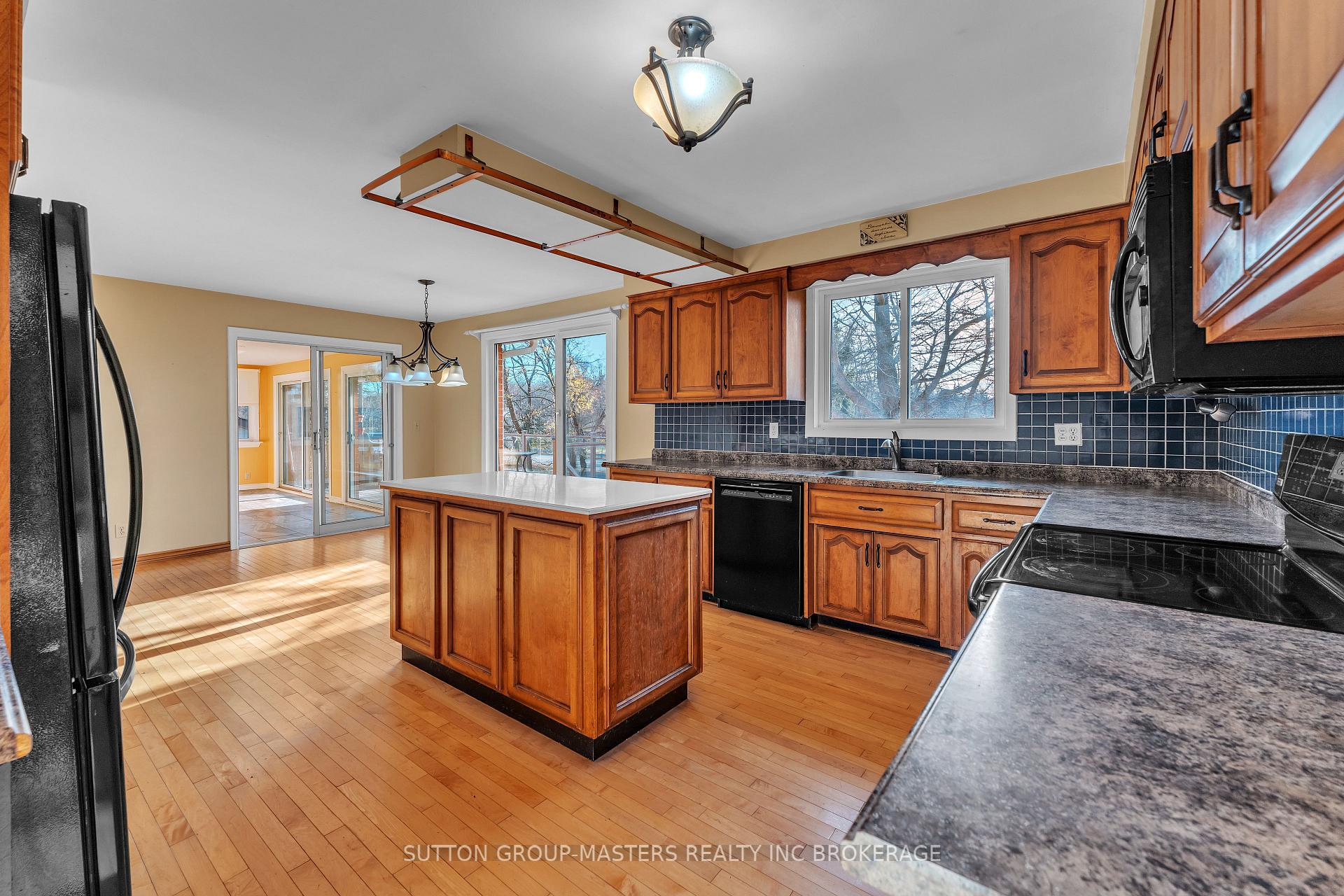 Photo 13 of 6 Brooklands Park Avenue, Loyalist, Lennox and Addington - South — HOMEH