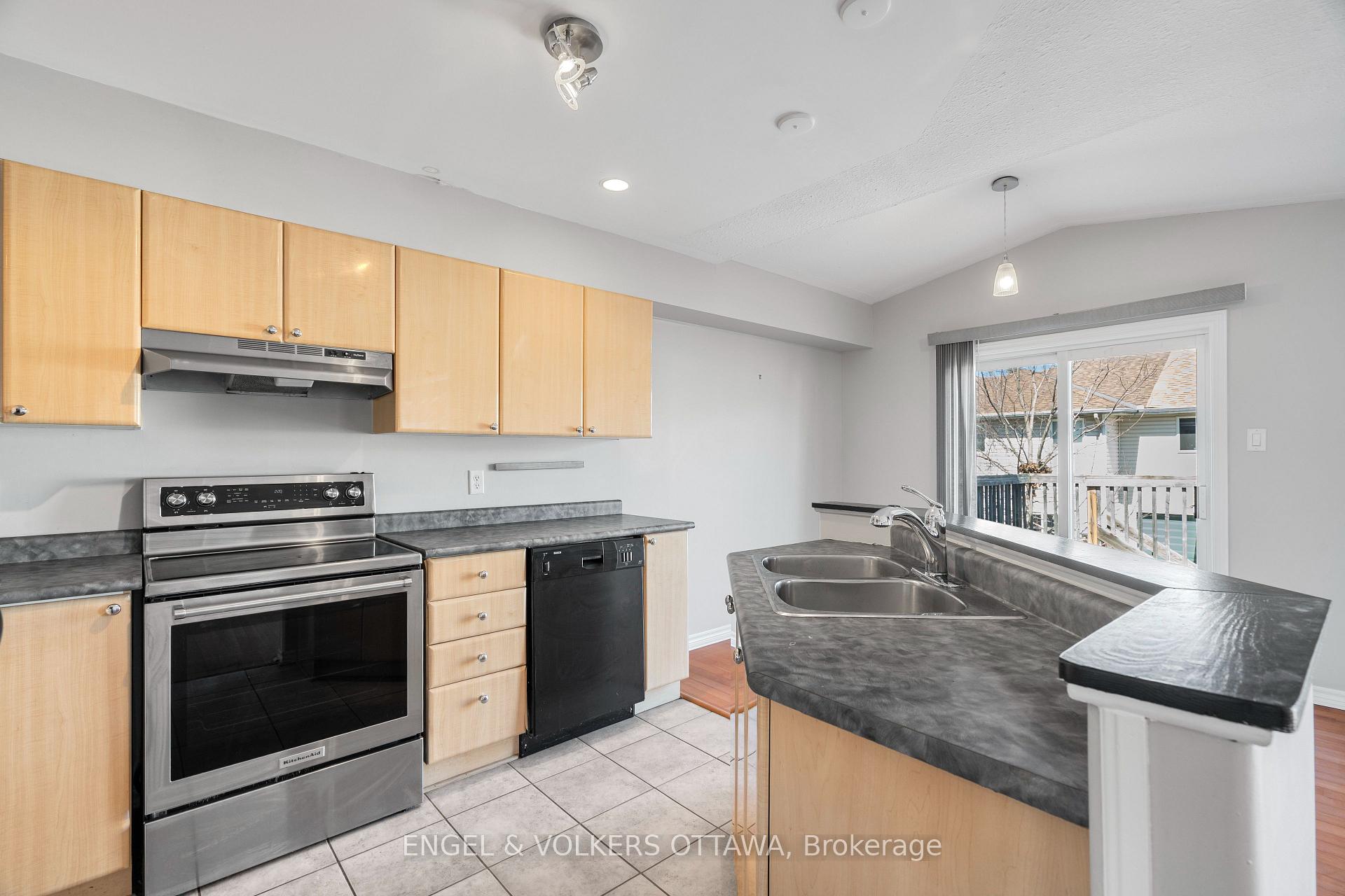 Photo 9 of 17 Wallsend Avenue, Ottawa, Kanata - Morgan's Grant/South March — HOMEH