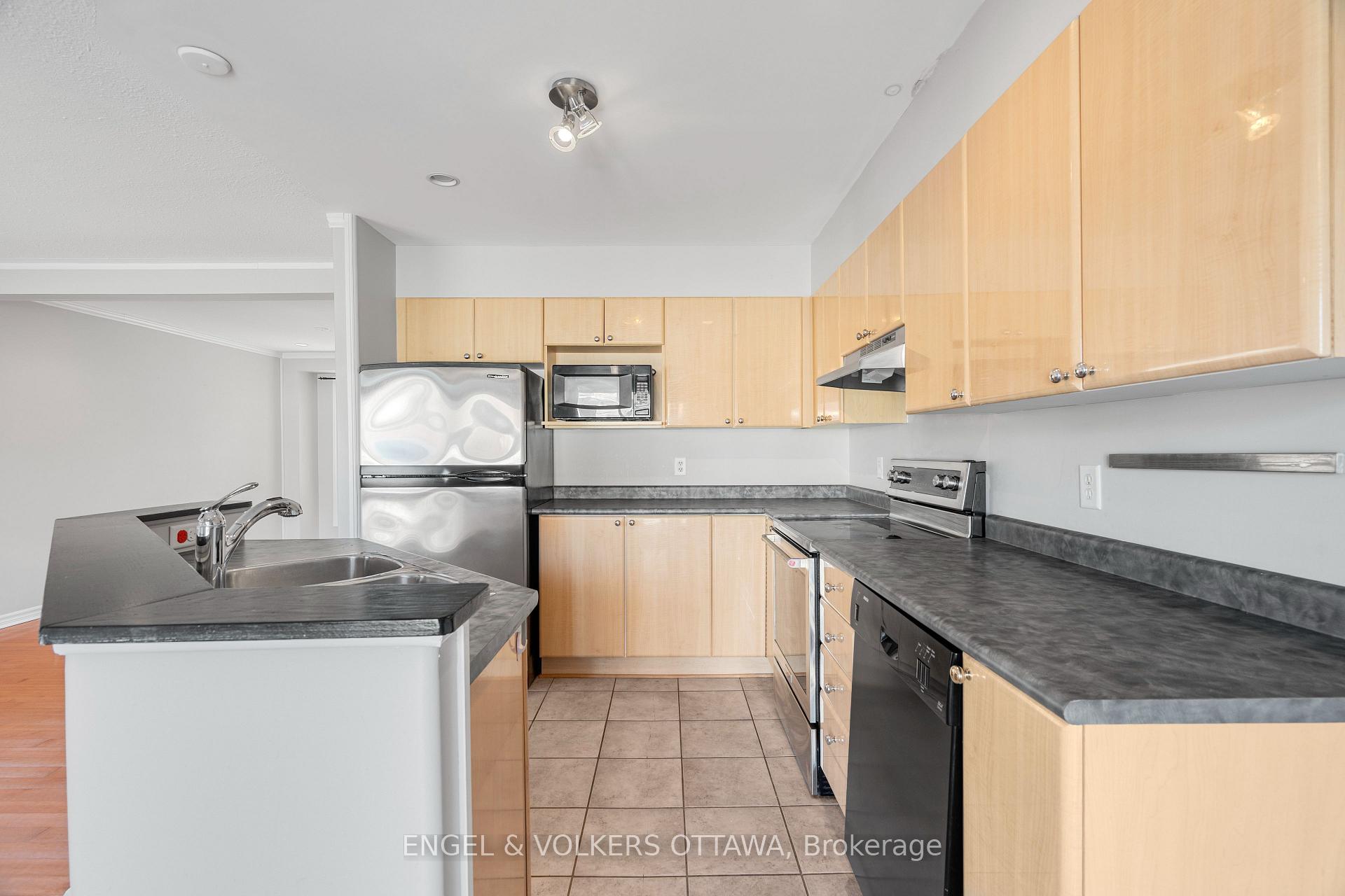 Photo 10 of 17 Wallsend Avenue, Ottawa, Kanata - Morgan's Grant/South March — HOMEH