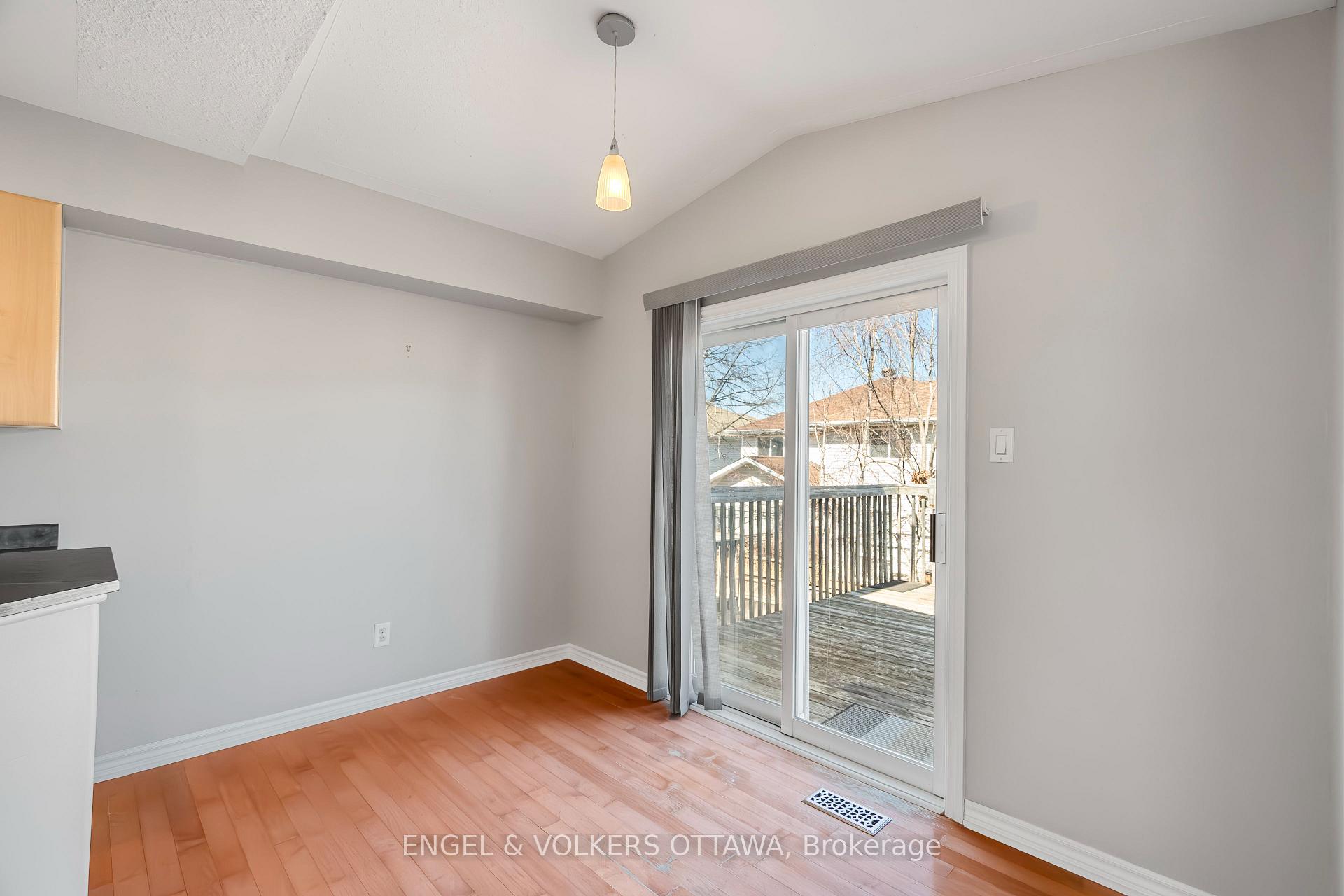 Photo 11 of 17 Wallsend Avenue, Ottawa, Kanata - Morgan's Grant/South March — HOMEH