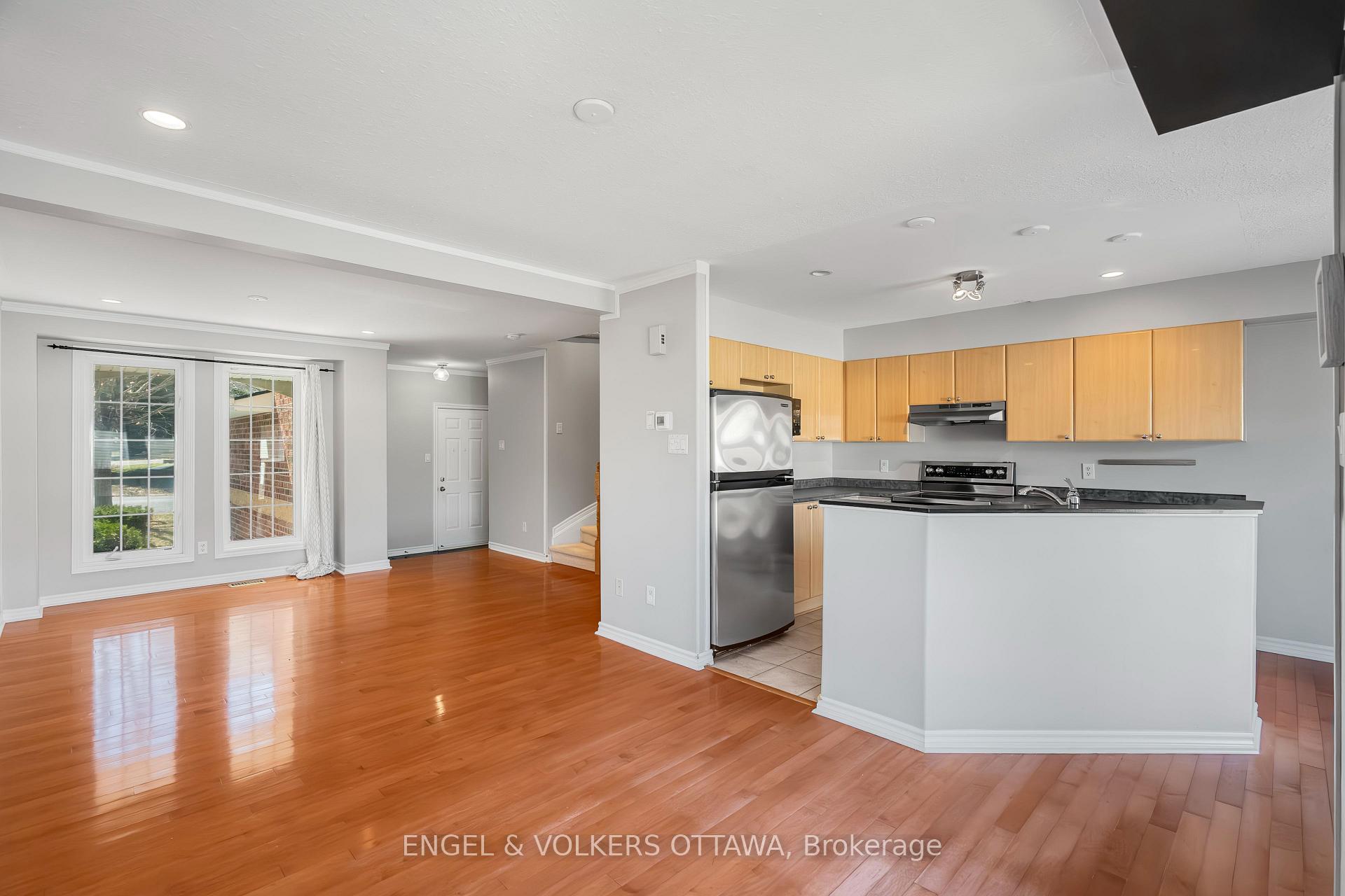 Photo 14 of 17 Wallsend Avenue, Ottawa, Kanata - Morgan's Grant/South March — HOMEH