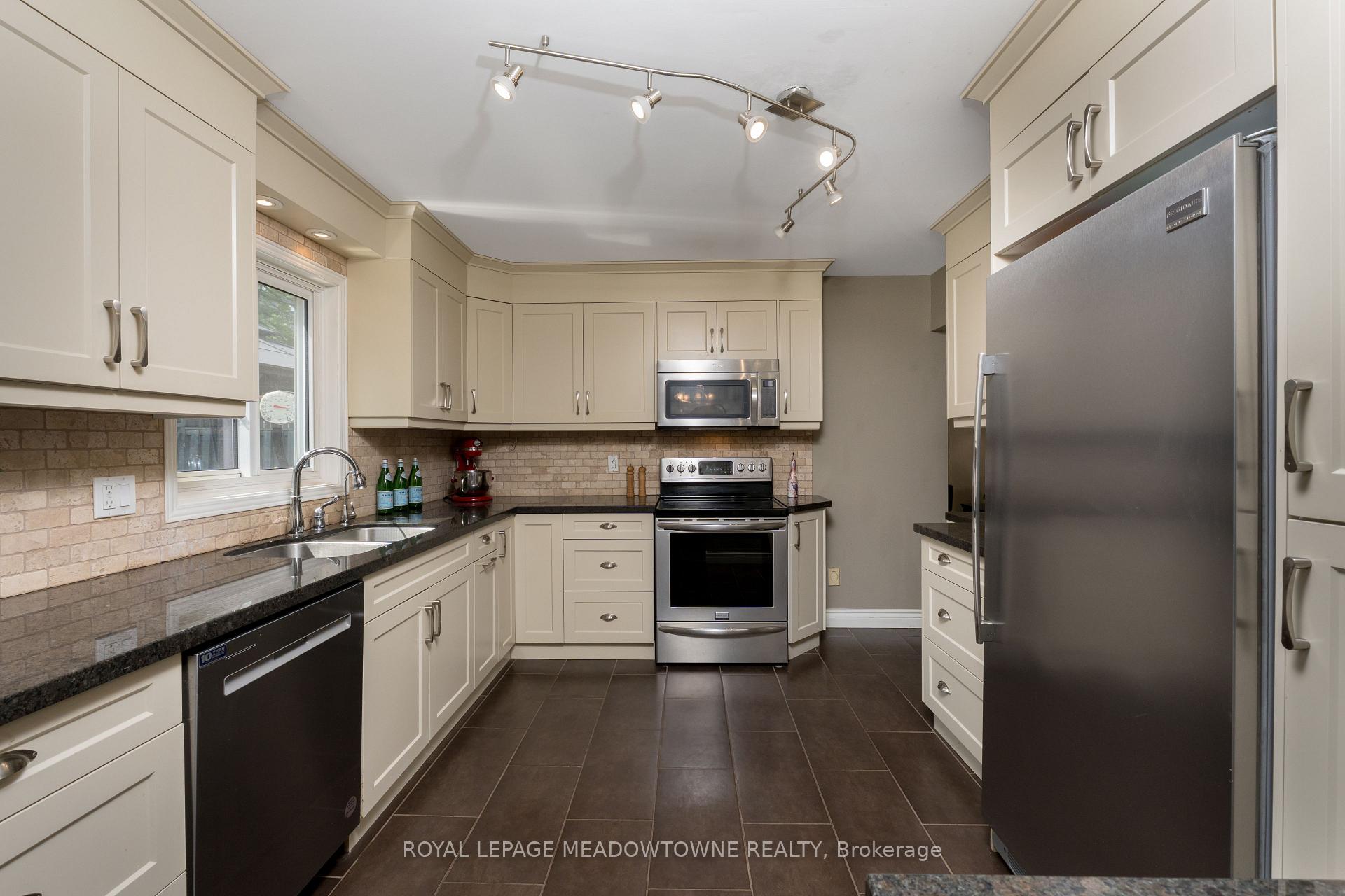 Photo 11 of 7 Deerwood Crescent, Kitchener — HOMEH